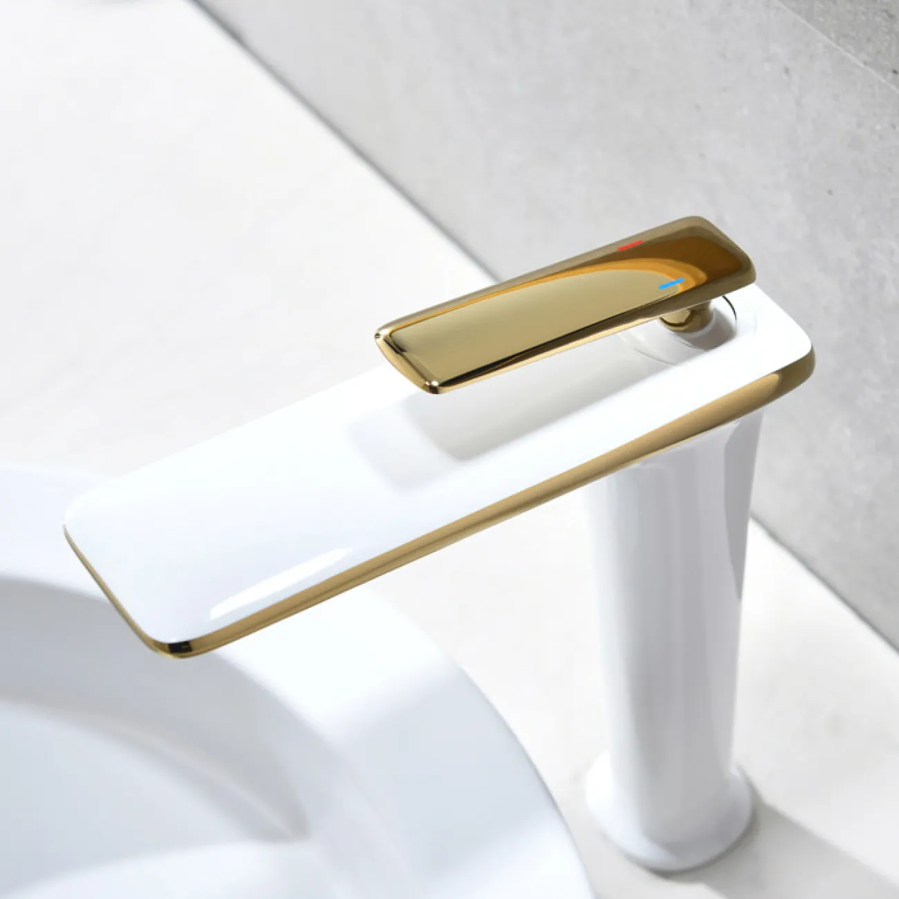 Роскошный латунный смеситель для умывальника в Современном стиле LaLume MB21103-23