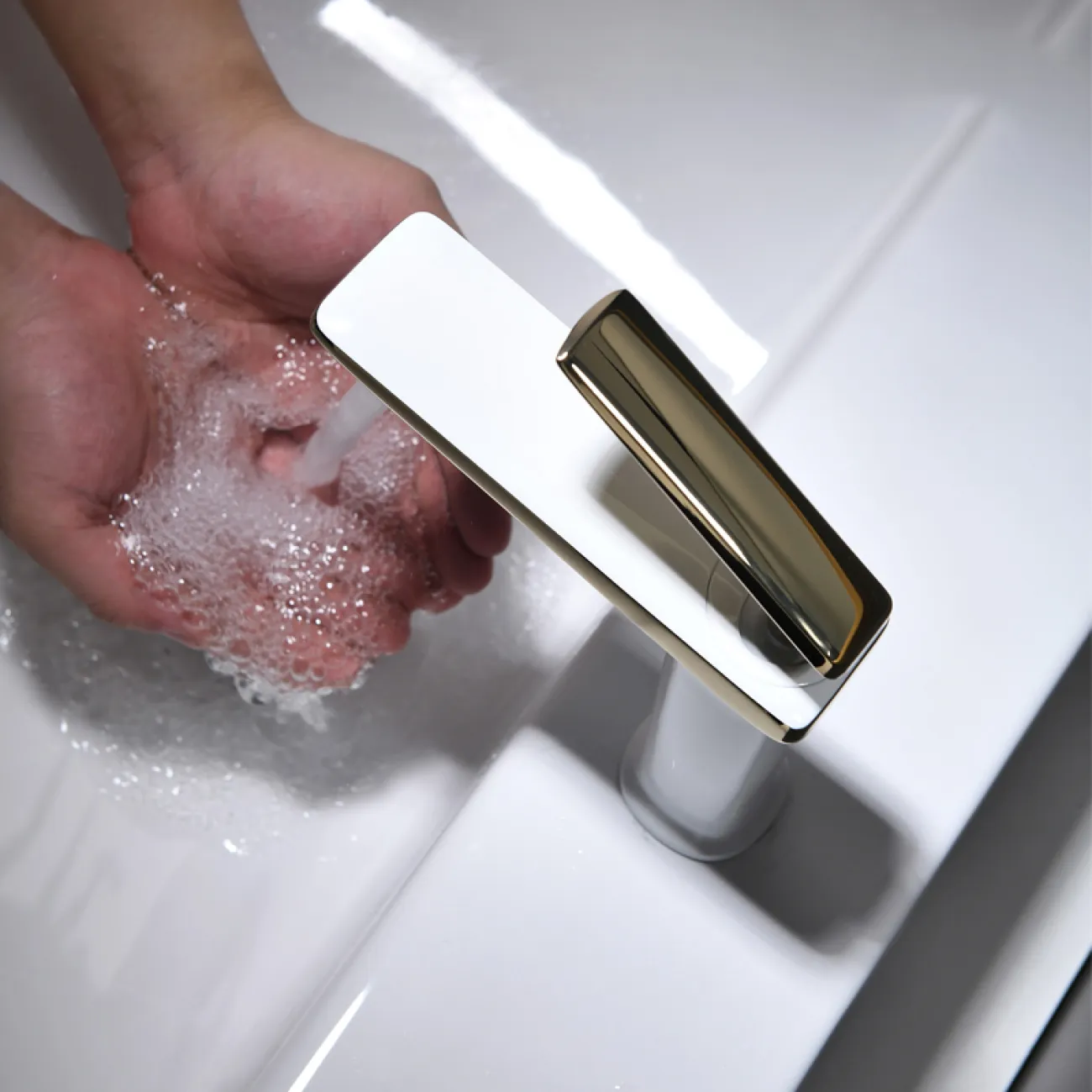 Роскошный латунный смеситель для умывальника в Современном стиле LaLume MB21103-23