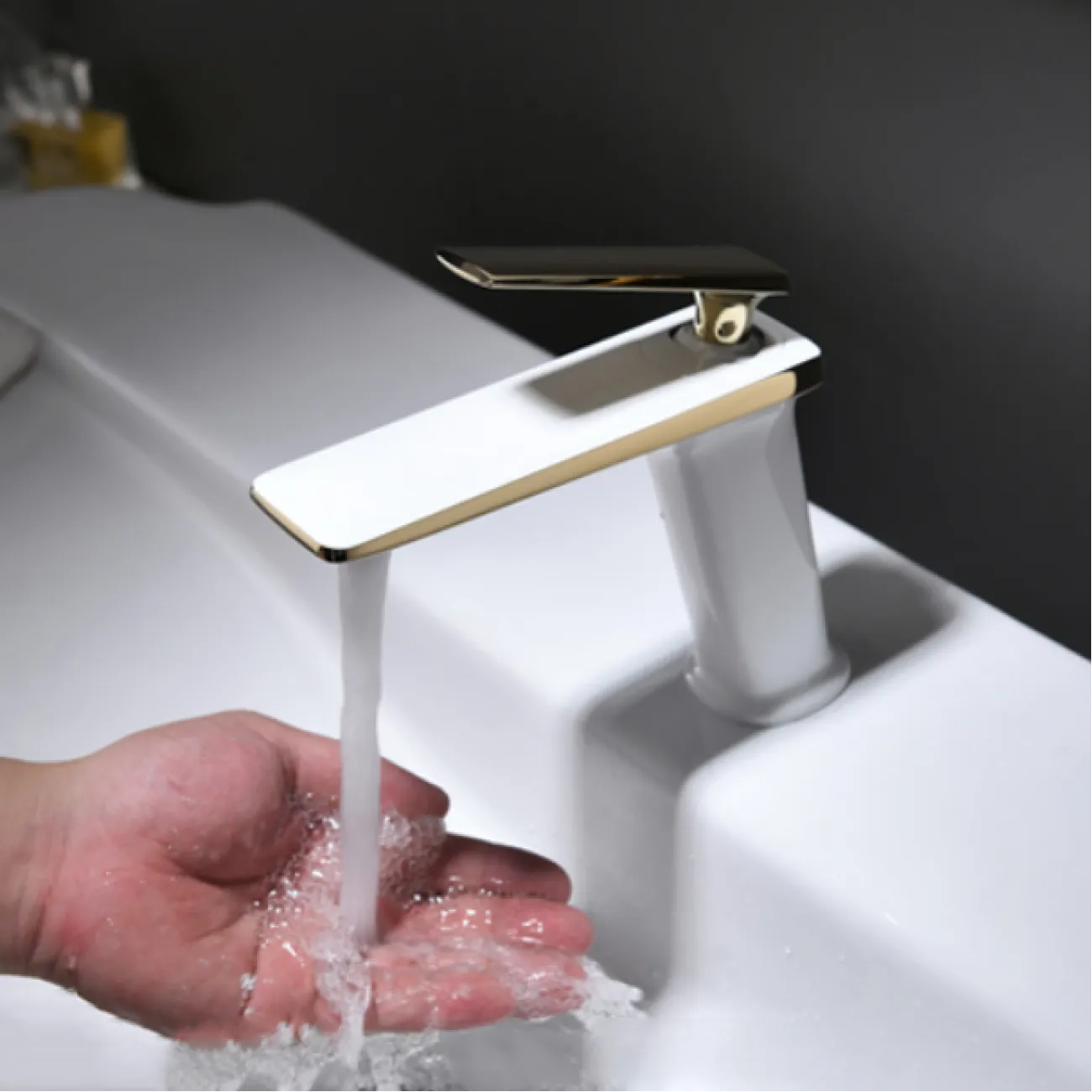 Роскошный латунный смеситель для умывальника в Современном стиле LaLume MB21103-23