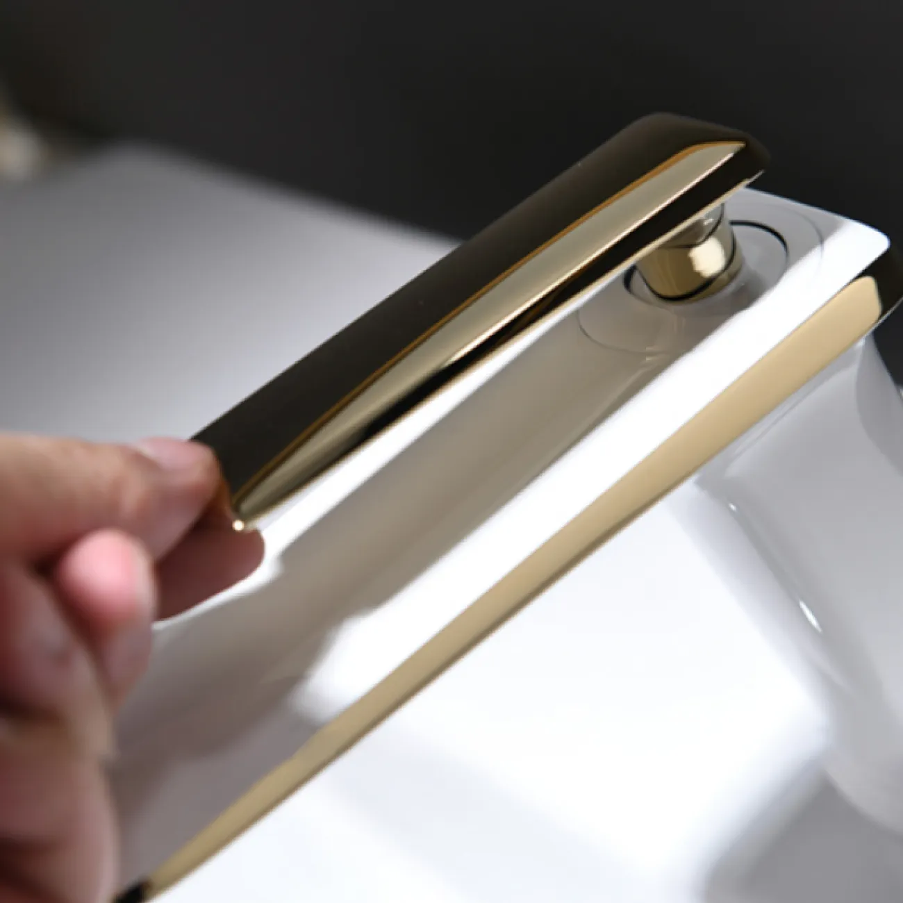 Роскошный латунный смеситель для умывальника в Современном стиле LaLume MB21103-23