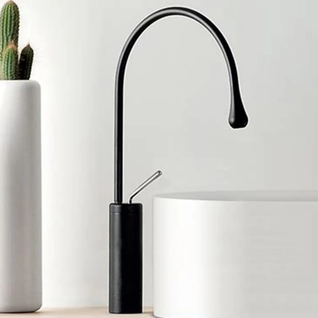 Латунный смеситель с современным дизайном для умывальника в Европейском стиле LaLume MB21106-23