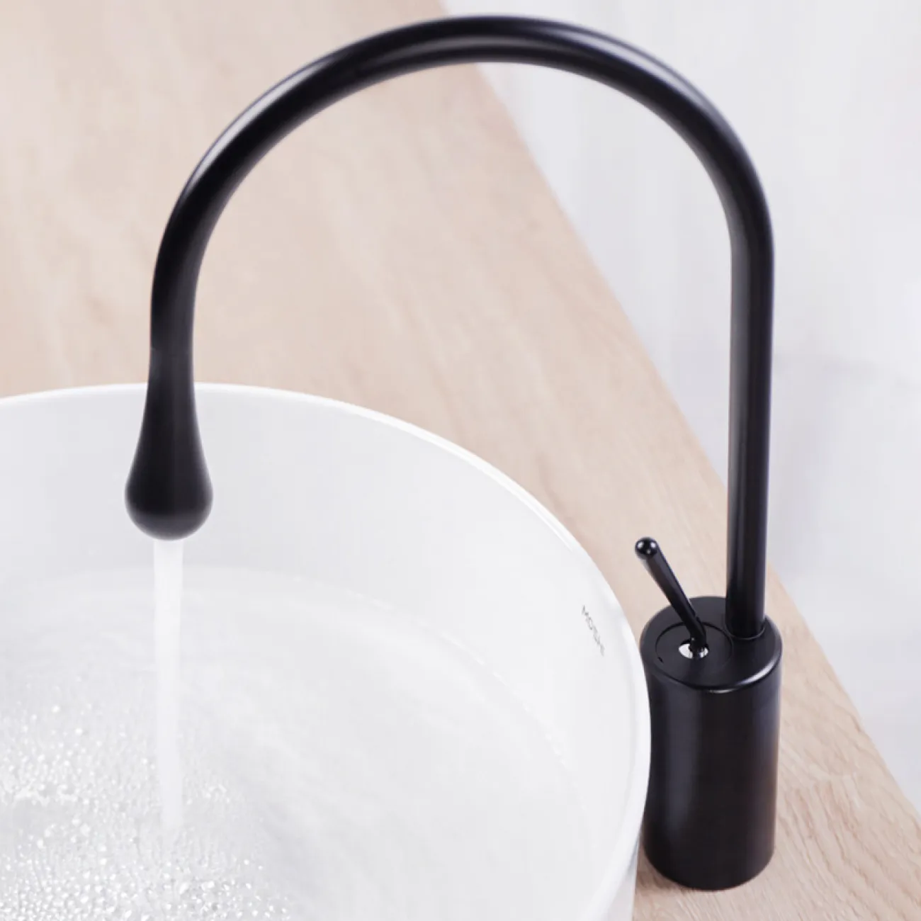 Латунный смеситель с современным дизайном для умывальника в Европейском стиле LaLume MB21106-23