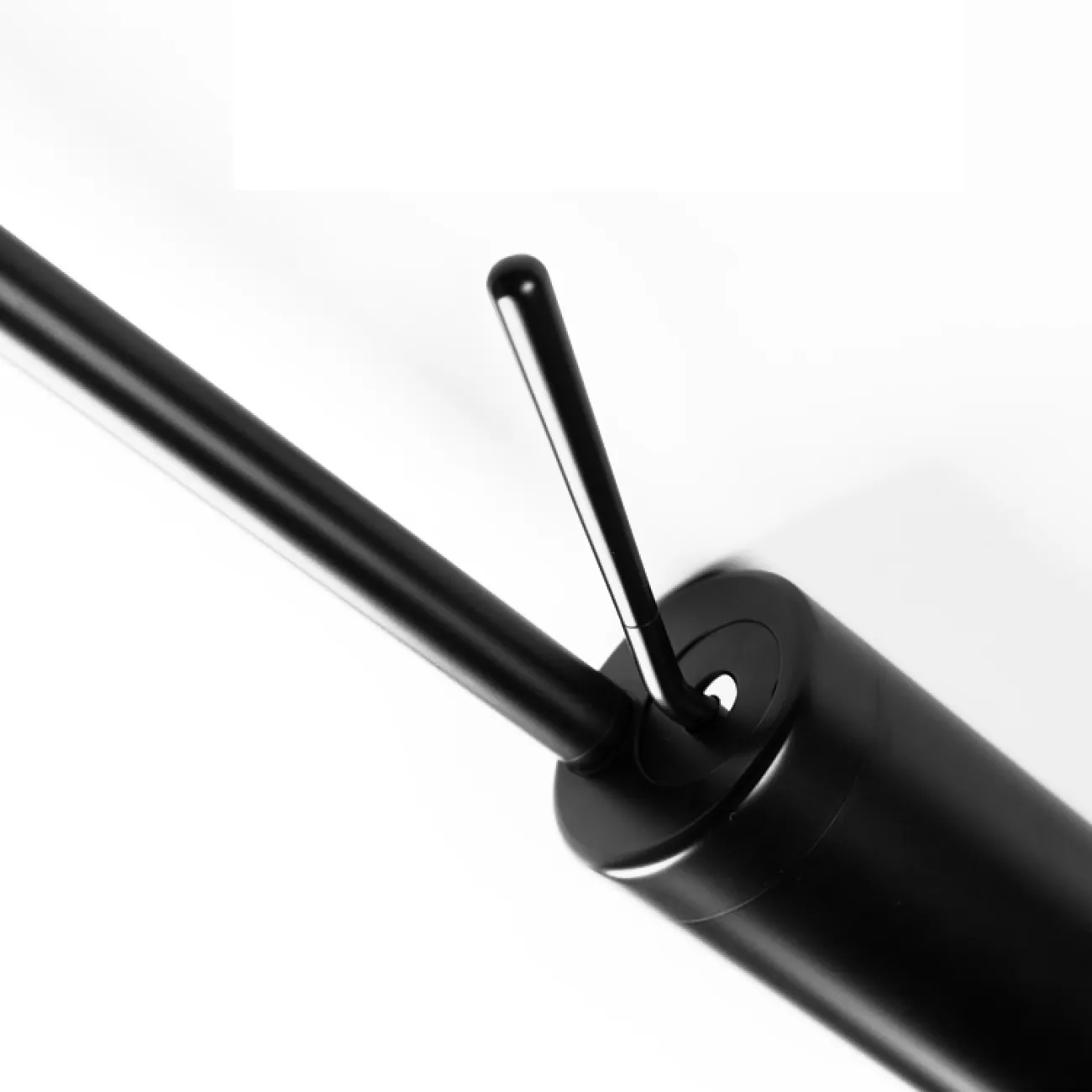 Латунный смеситель с современным дизайном для умывальника в Европейском стиле LaLume MB21106-23