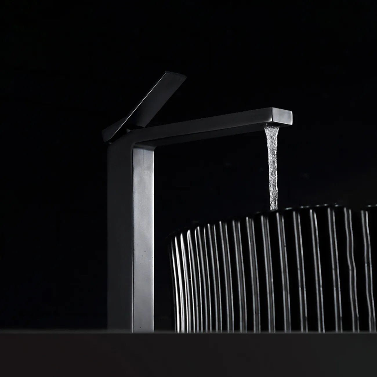 Настольный латунный смеситель для умывальника в Современном стиле LaLume MB21107-23