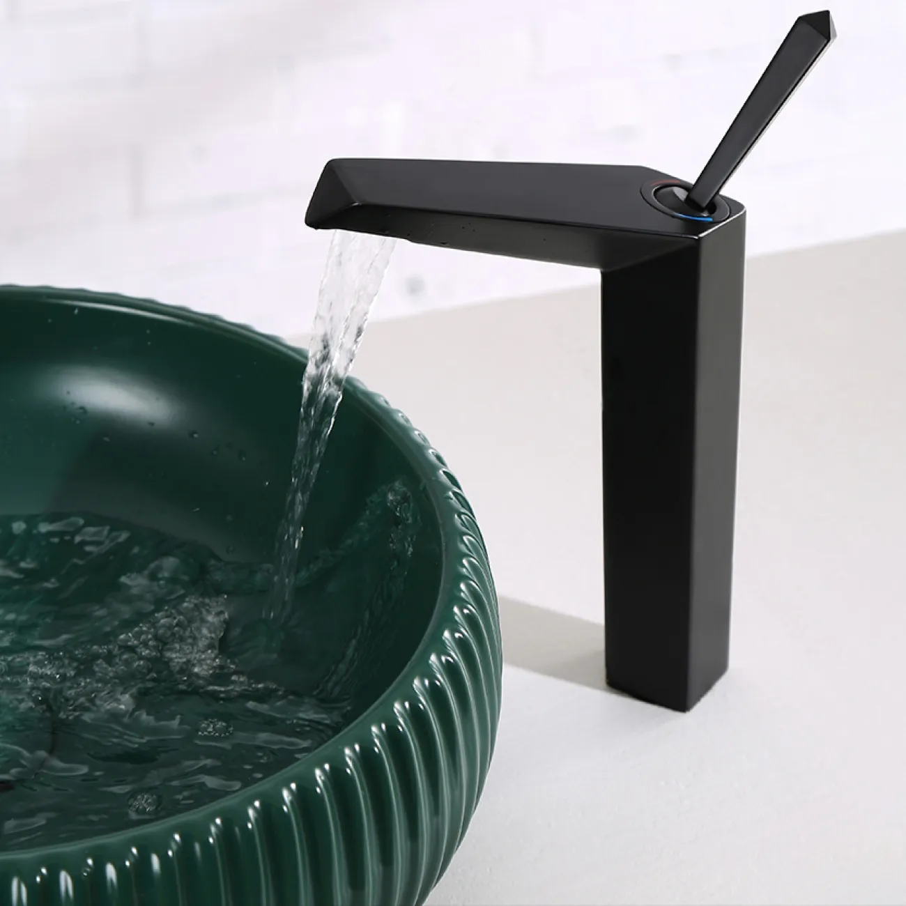 Стильный латунный смеситель для умывальника в Современном стиле LaLume MB21109-23