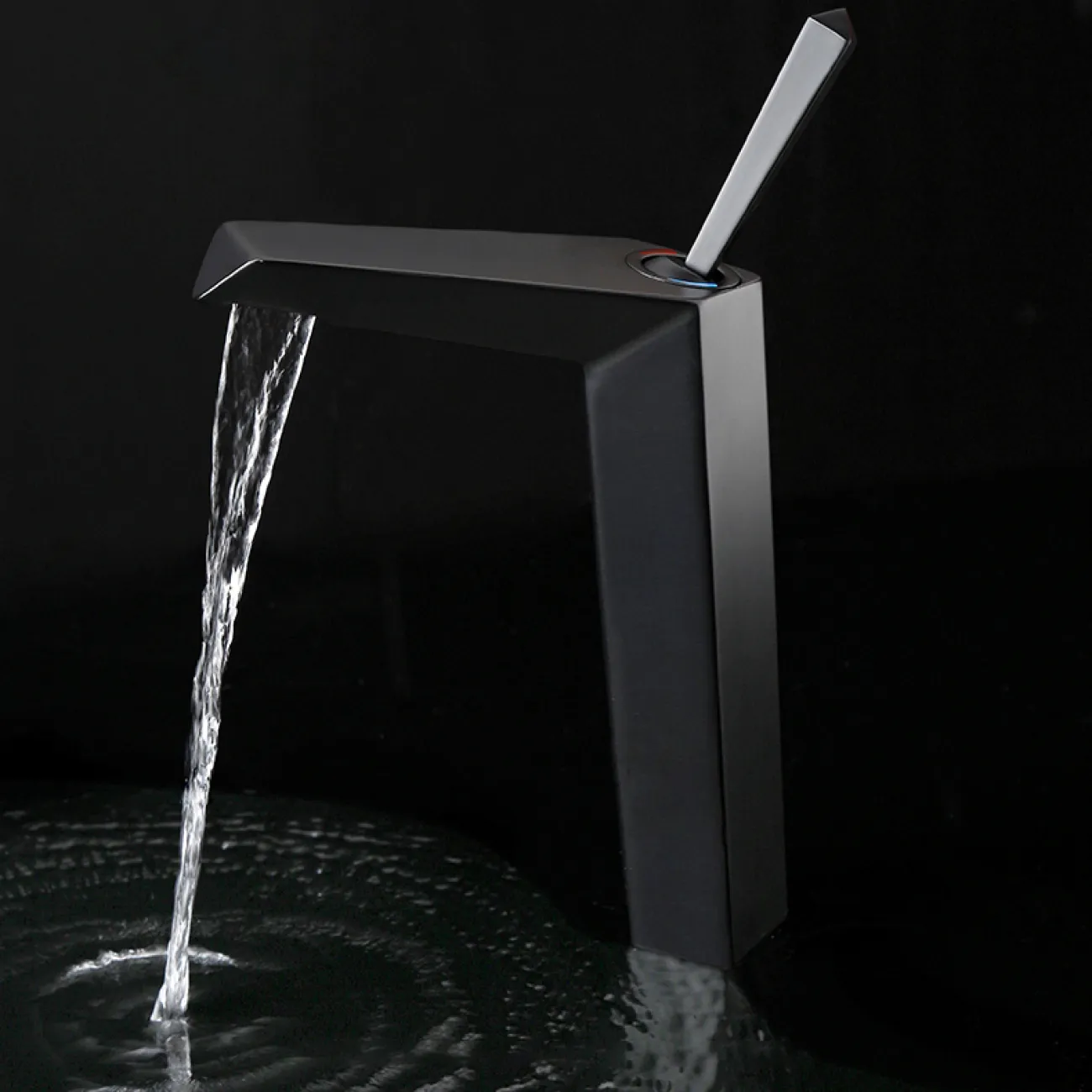 Стильный латунный смеситель для умывальника в Современном стиле LaLume MB21109-23