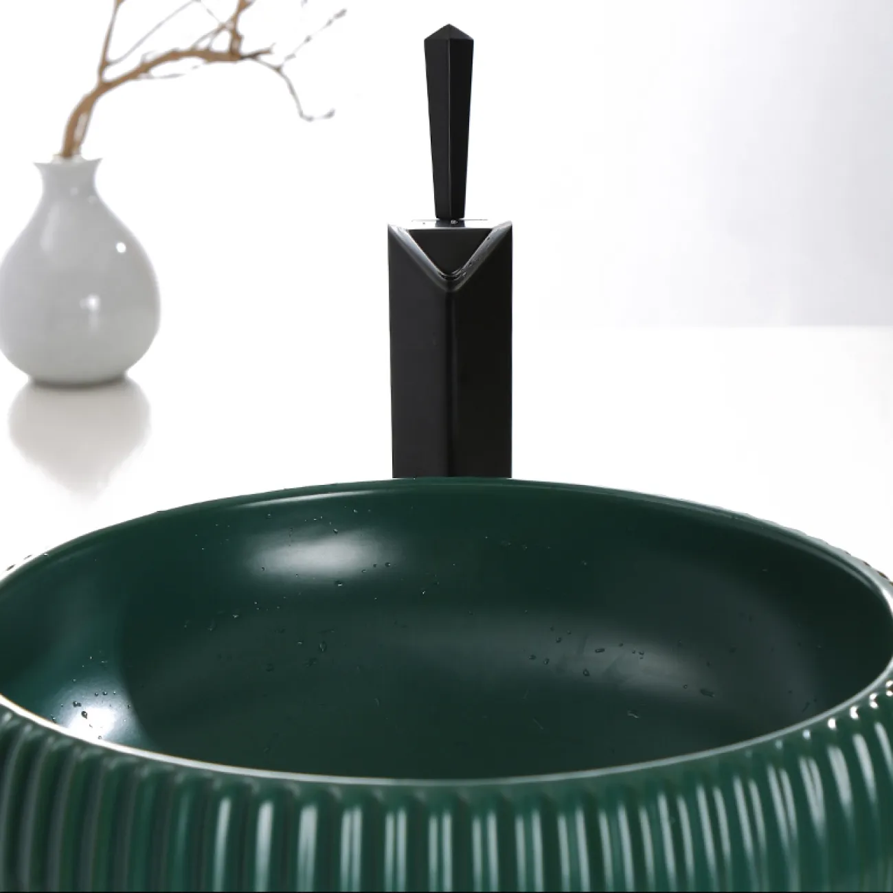 Стильный латунный смеситель для умывальника в Современном стиле LaLume MB21109-23