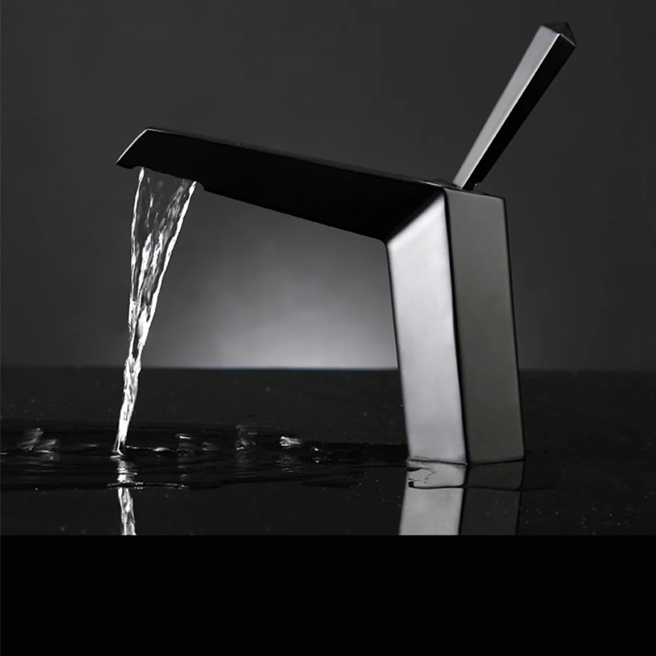 Стильный латунный смеситель для умывальника в Современном стиле LaLume MB21109-23