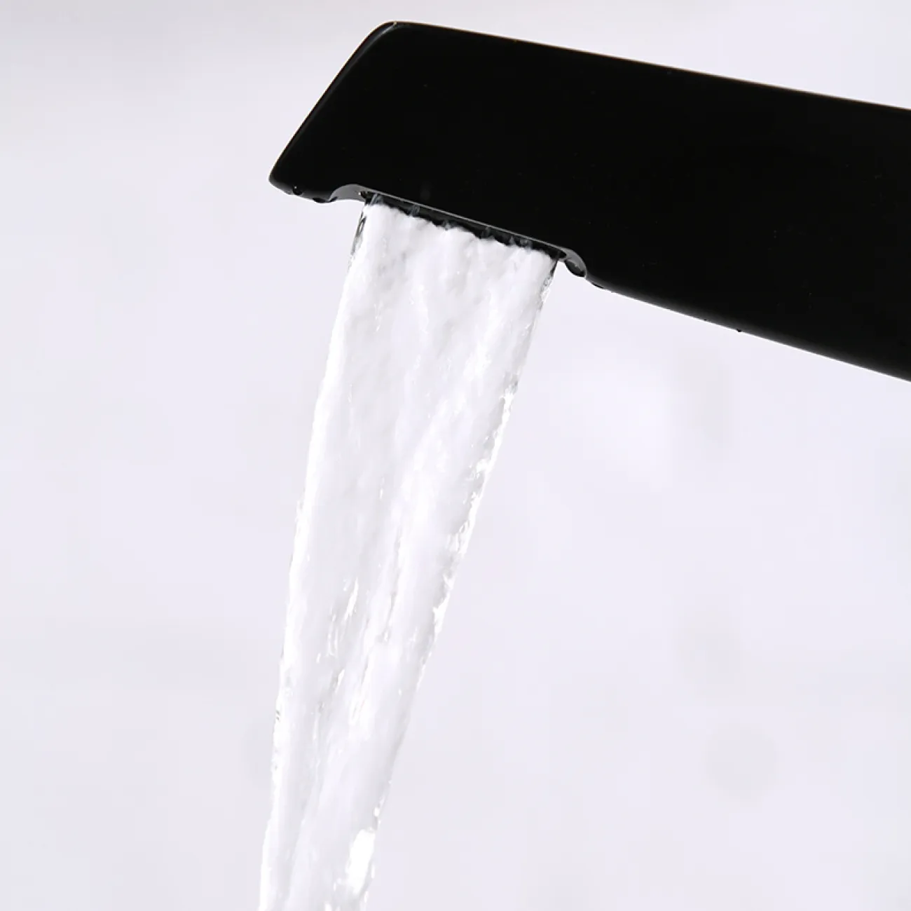 Стильный латунный смеситель для умывальника в Современном стиле LaLume MB21109-23