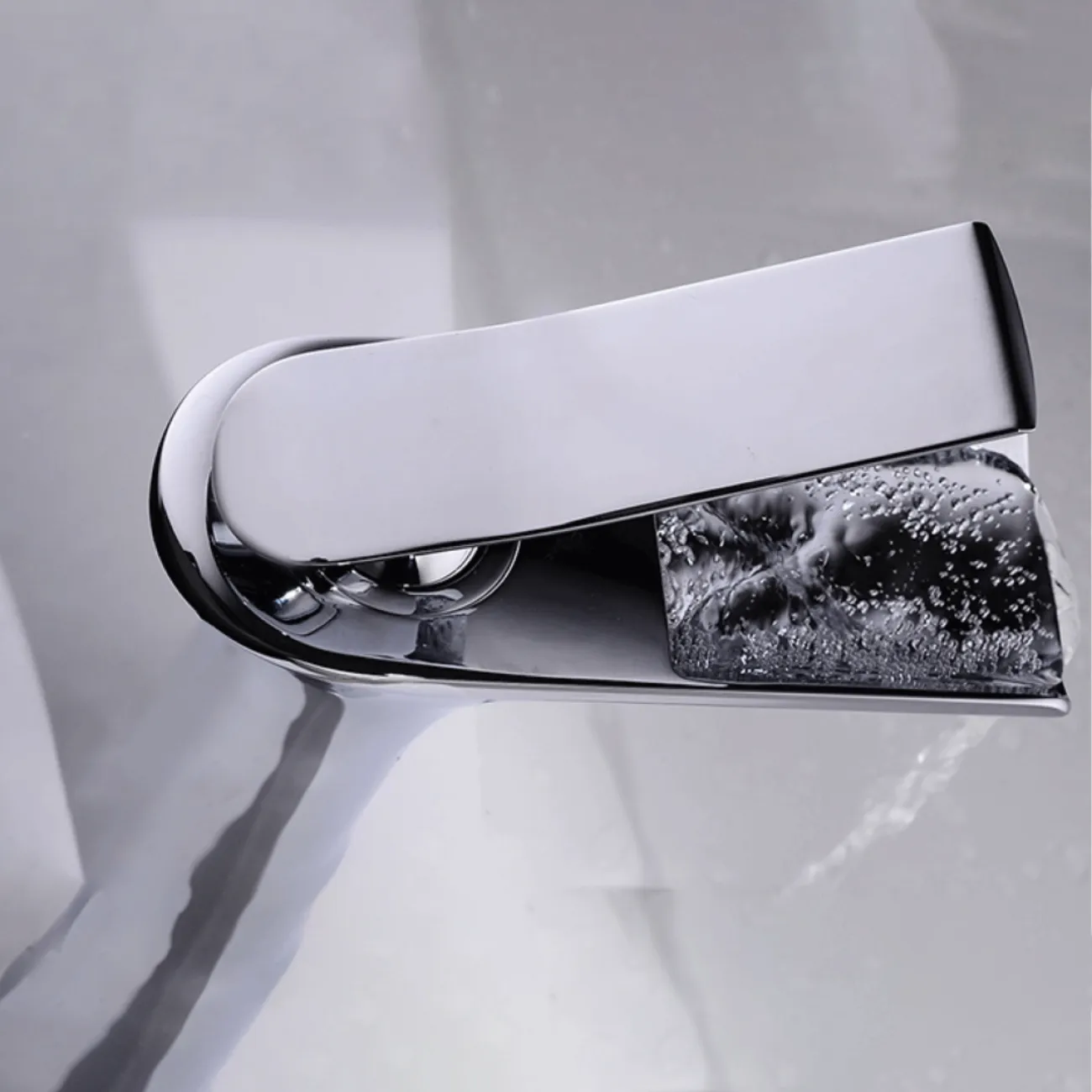 Водопадный латунный смеситель для умывальника в Современном стиле LaLume MB21112-23