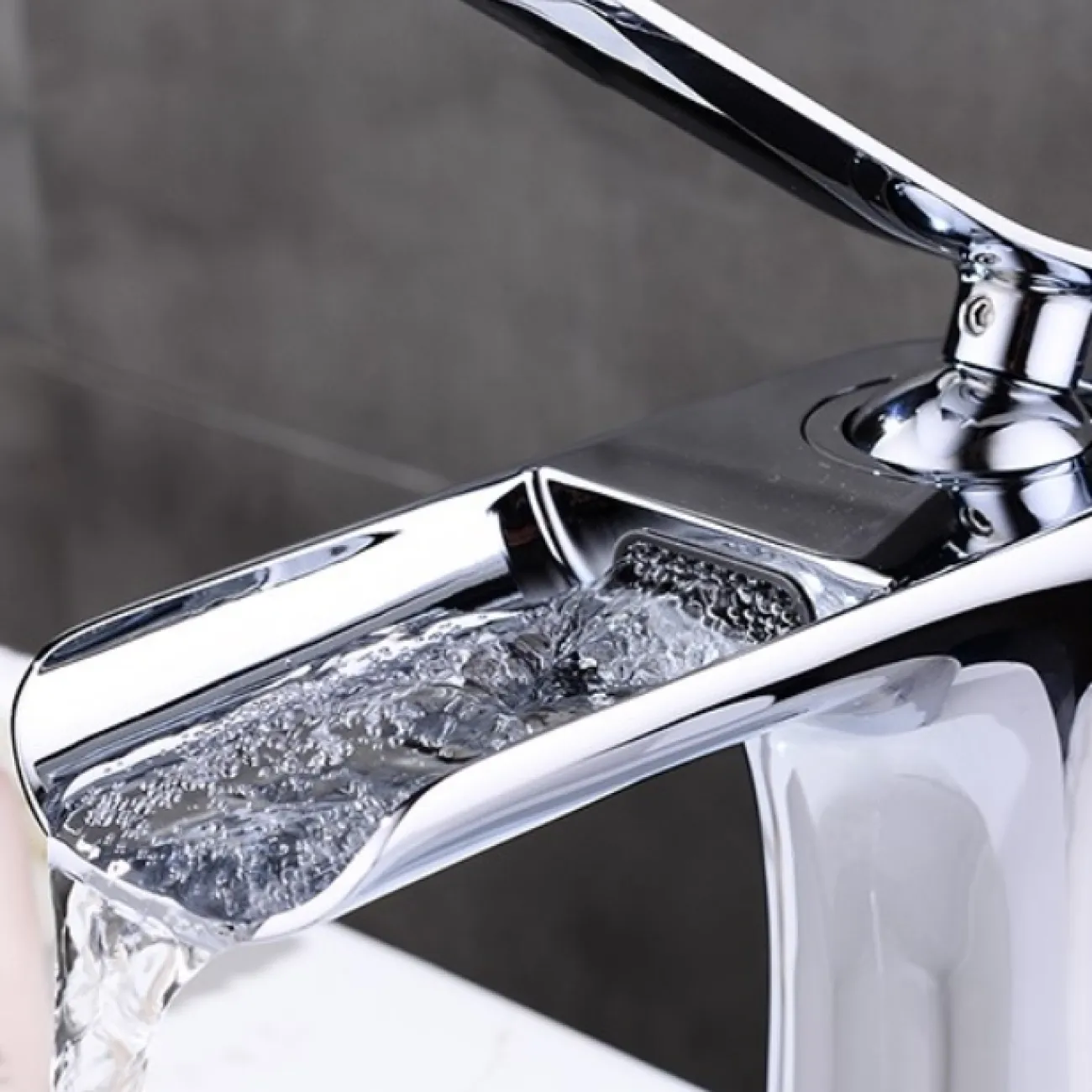 Водопадный латунный смеситель для умывальника в Современном стиле LaLume MB21112-23