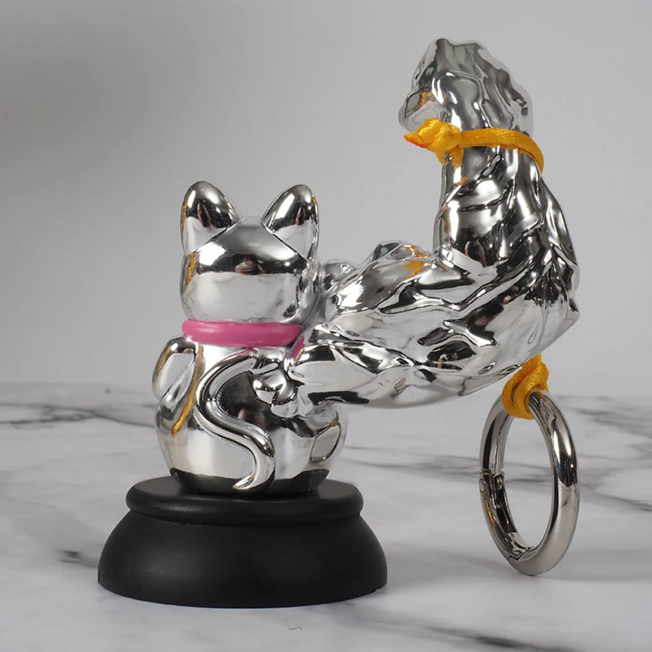 Статуэтка / брелок счастливый кот Strongman из смолы 