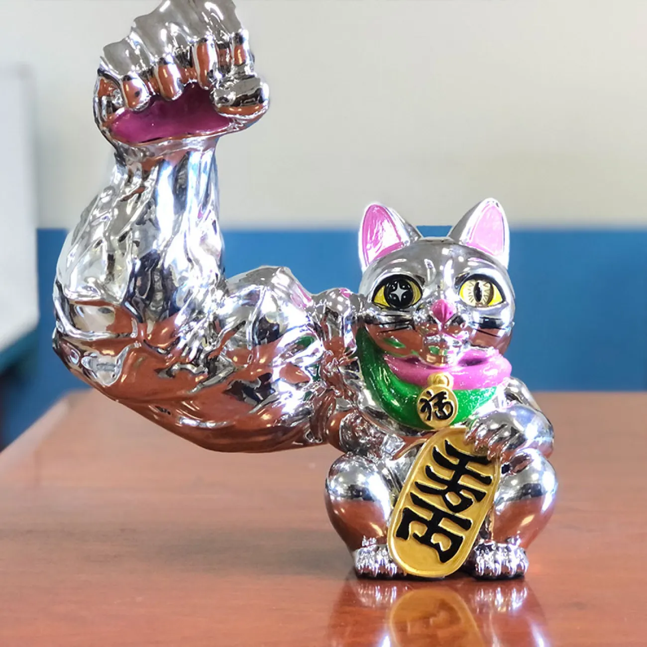 Статуэтка / брелок счастливый кот Strongman из смолы 