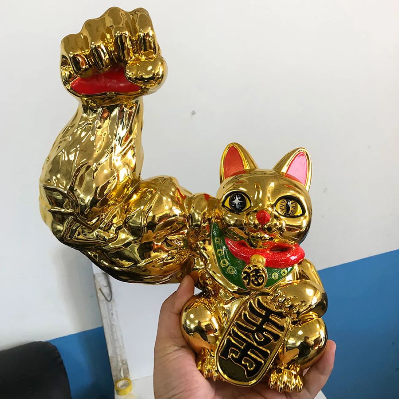 Статуэтка / брелок счастливый кот Strongman из смолы 