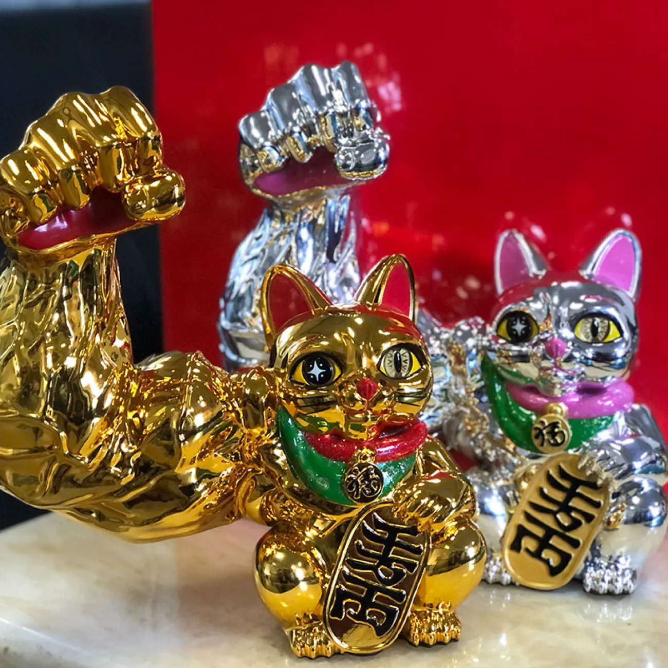 Статуэтка / брелок счастливый кот Strongman из смолы 