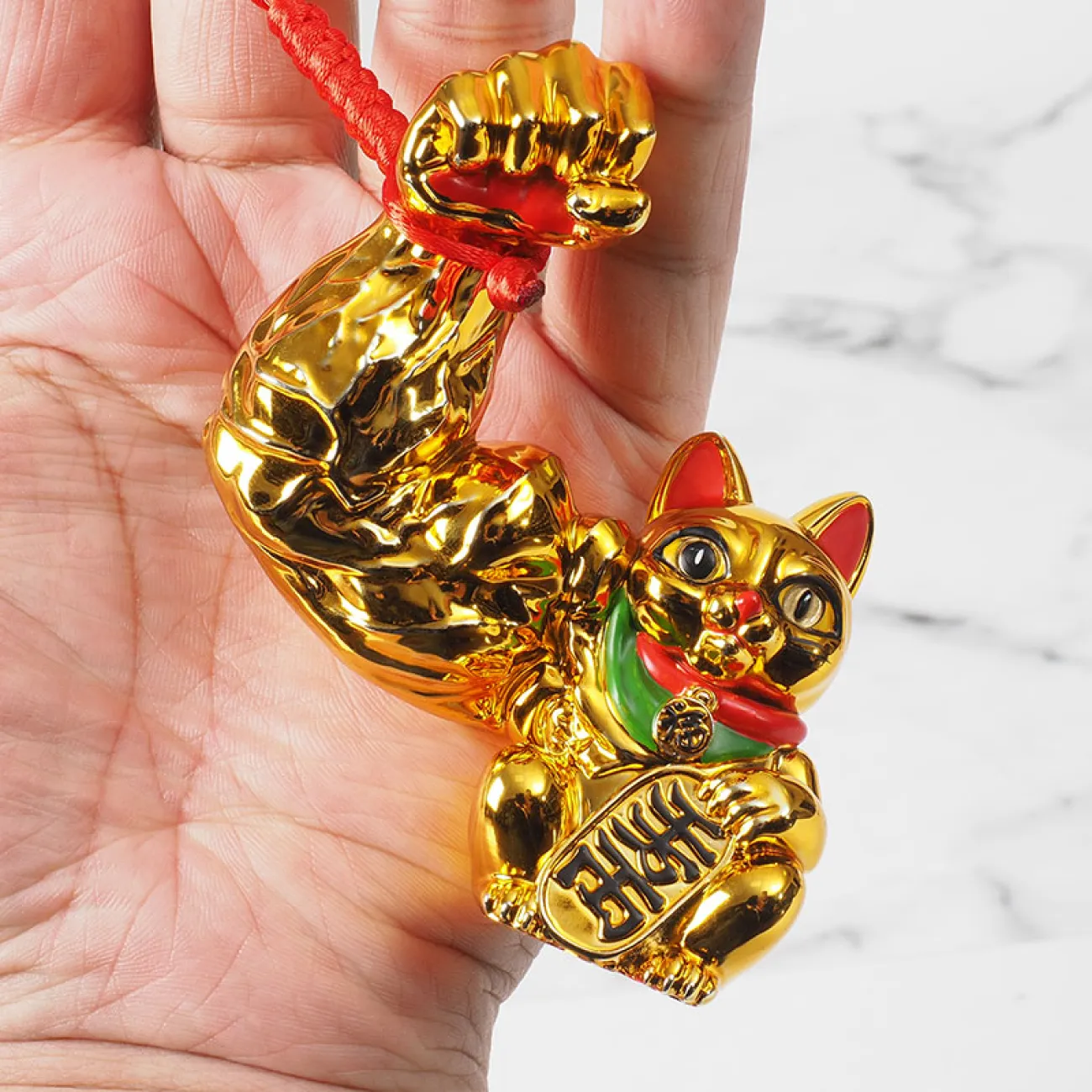 Статуэтка / брелок счастливый кот Strongman из смолы 