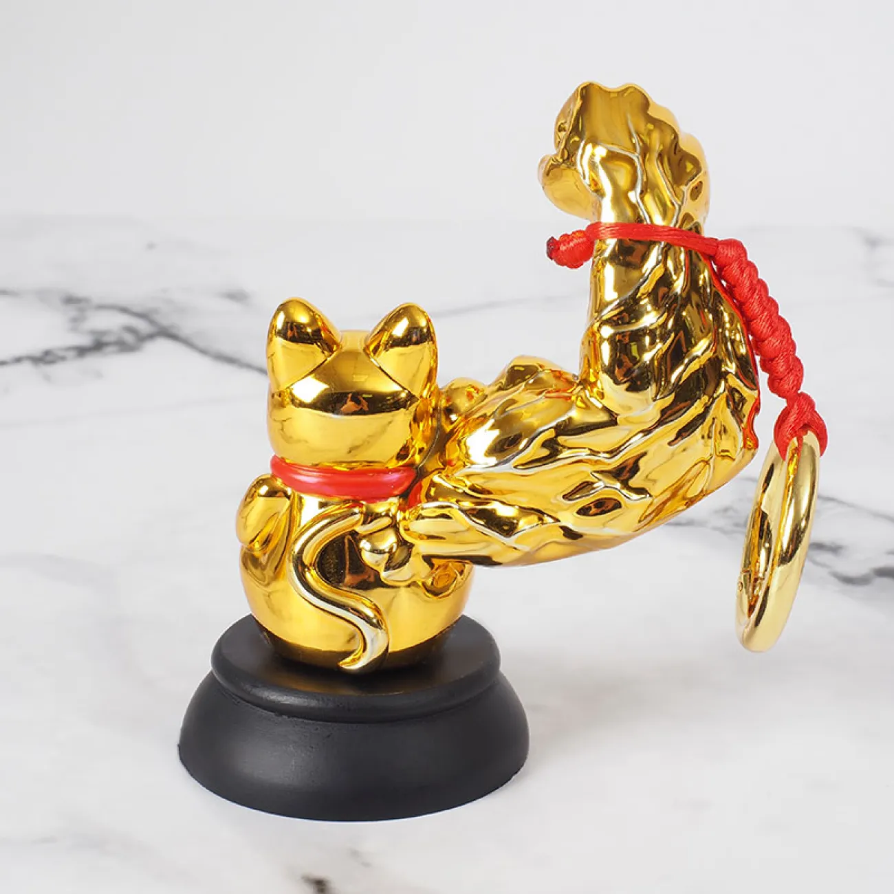 Статуэтка / брелок счастливый кот Strongman из смолы 