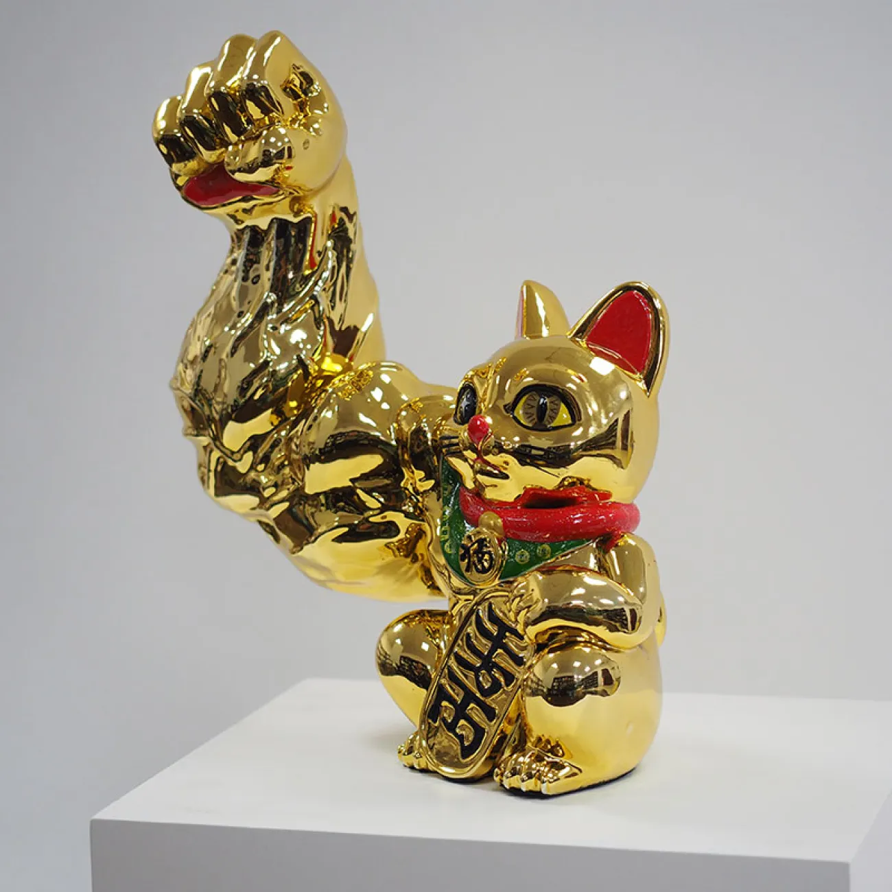 Статуэтка / брелок счастливый кот Strongman из смолы 