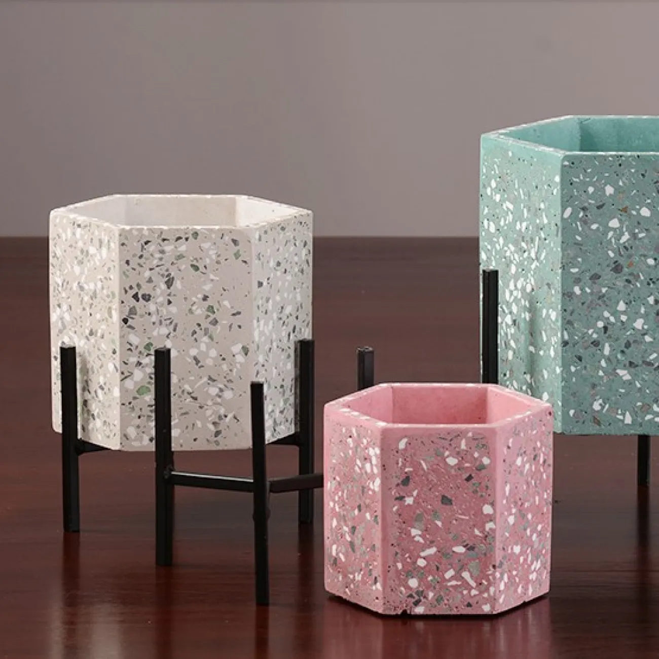 Цветочный горшок из цемента на железных ножках Ambre Цветочный горшок из цемента на железных ножках Ambre