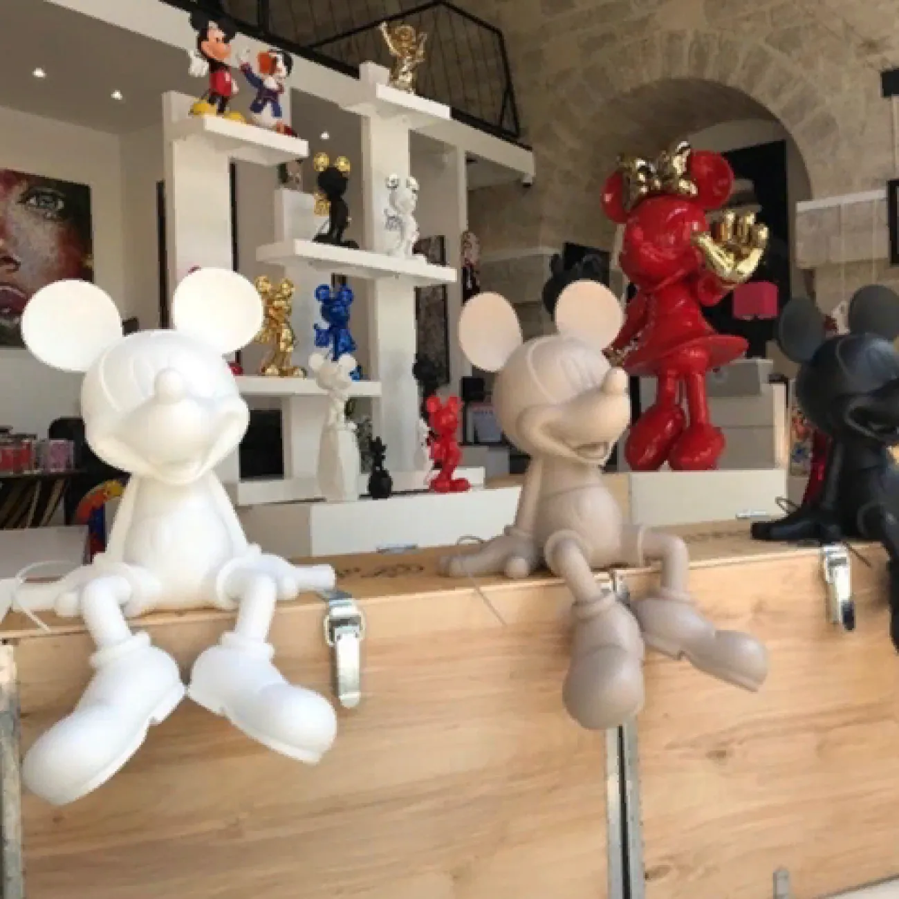 Скульптура Микки из смолы 