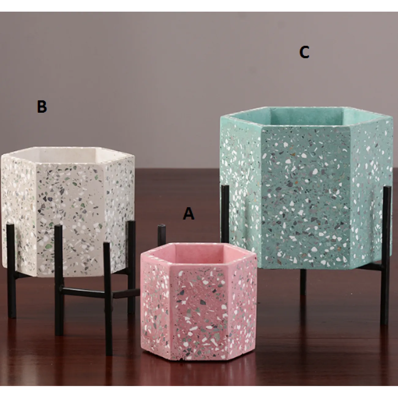 Цветочный горшок из цемента на железных ножках Ambre Цветочный горшок из цемента на железных ножках Ambre