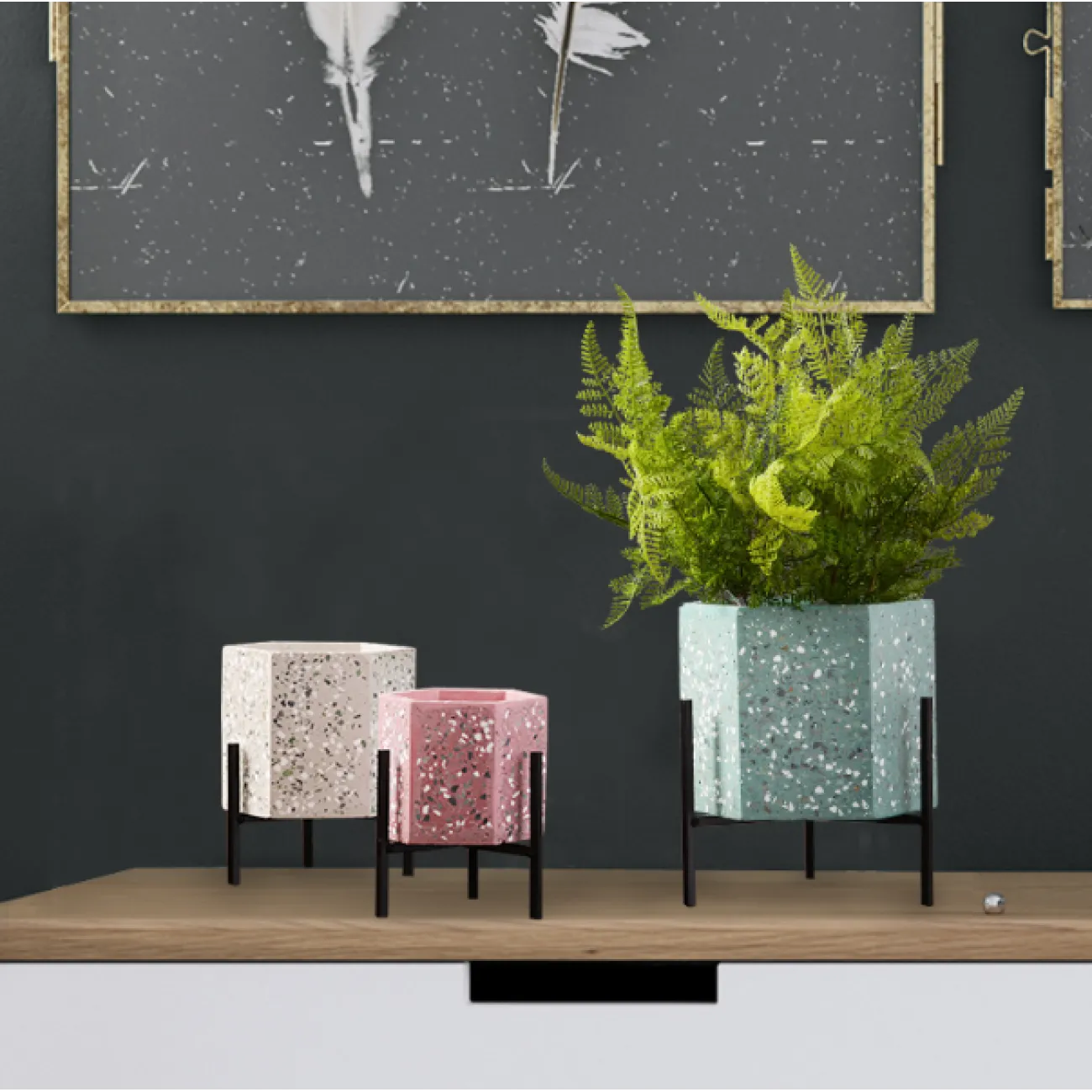 Цветочный горшок из цемента на железных ножках Ambre Цветочный горшок из цемента на железных ножках Ambre