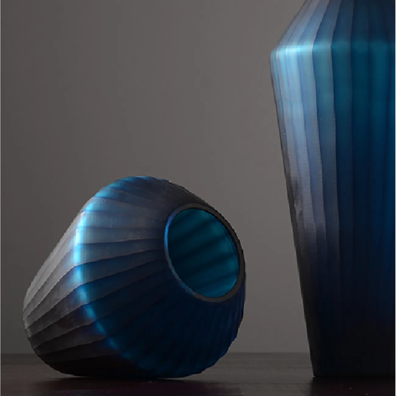 Стеклянная цветочная ваза Radiance в современном стиле 