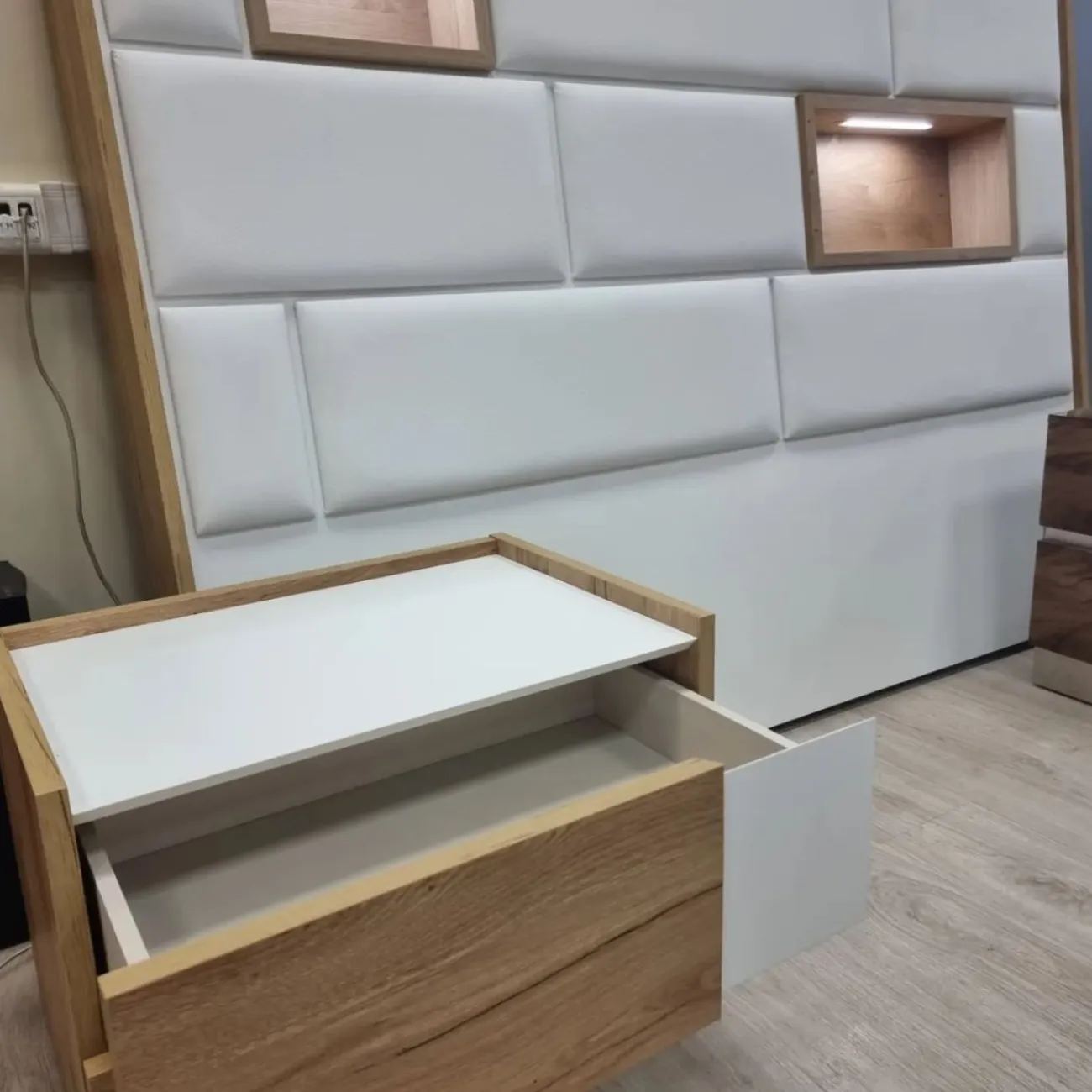 Кровать FENICIA 611 (180 х200) с подсветкой,  2 тумбочки, комод, зеркало ESF