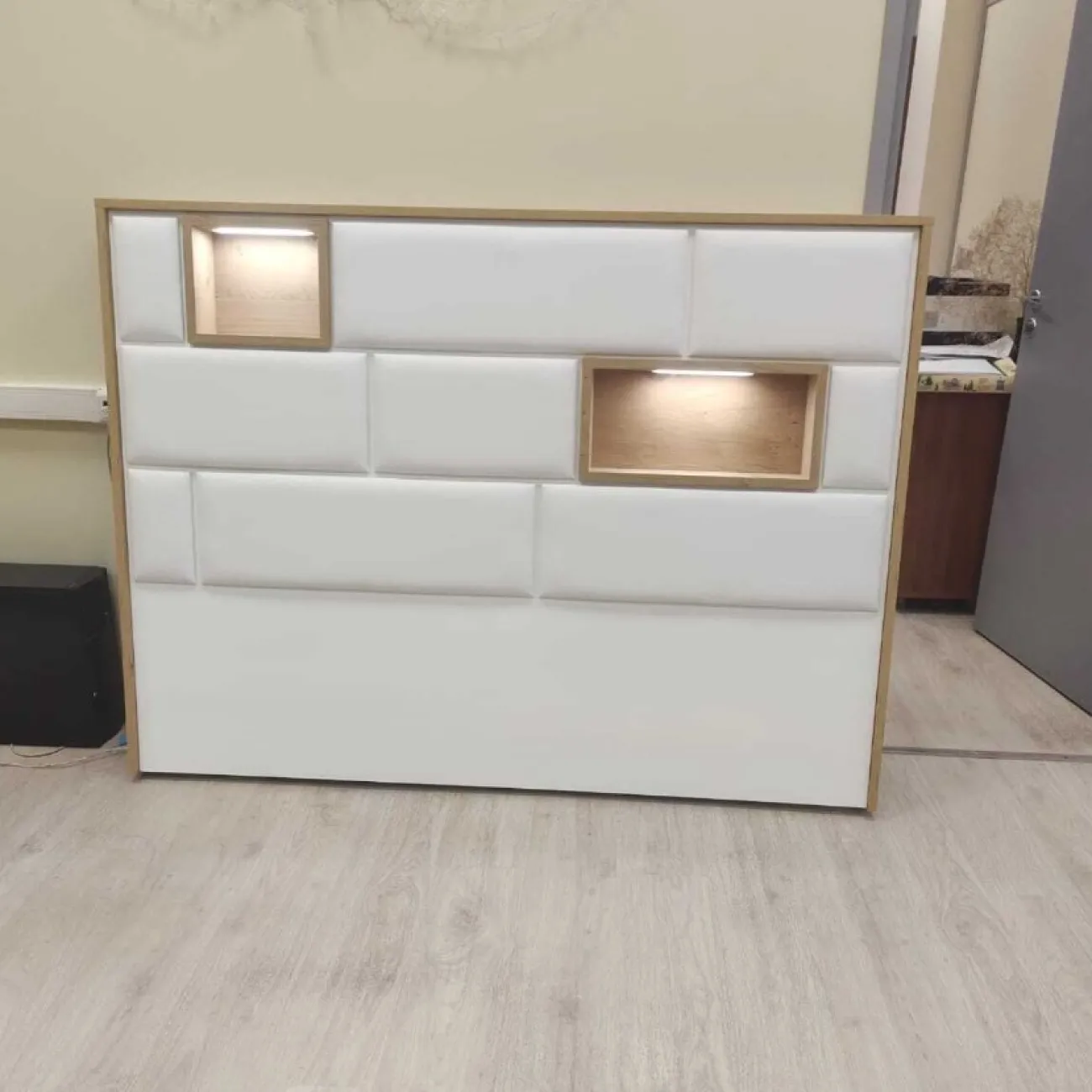 Кровать FENICIA 611 (180 х200) с подсветкой,  2 тумбочки, комод, зеркало ESF