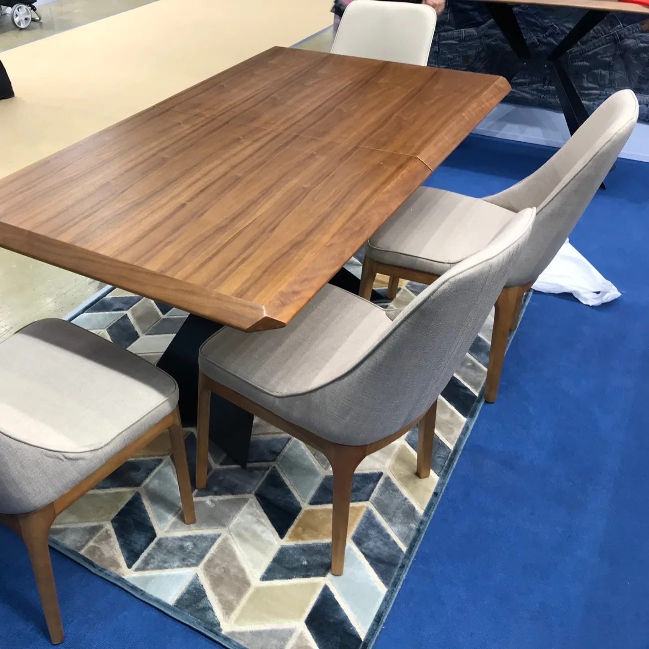 Стул Y1711A цвет JX215-1/орех WK-70 ESF