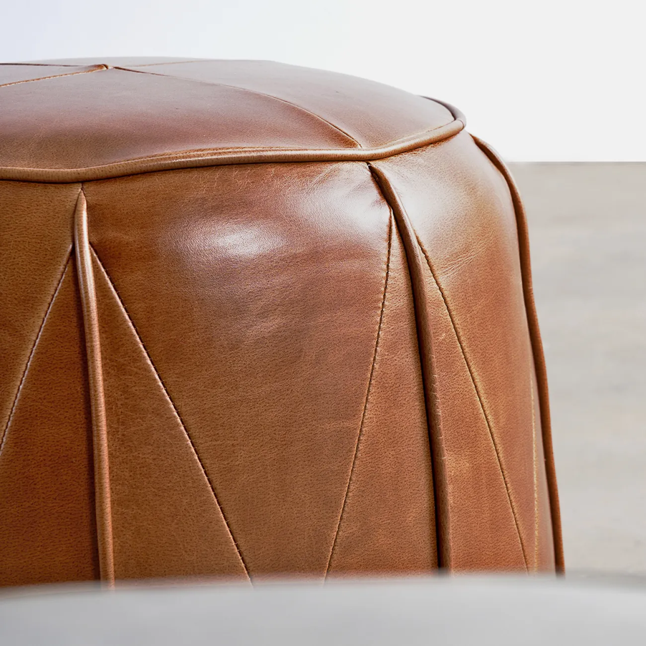 Роскошный кожаный пуф для макияжа FINNNAVIAN Nord 35593-29