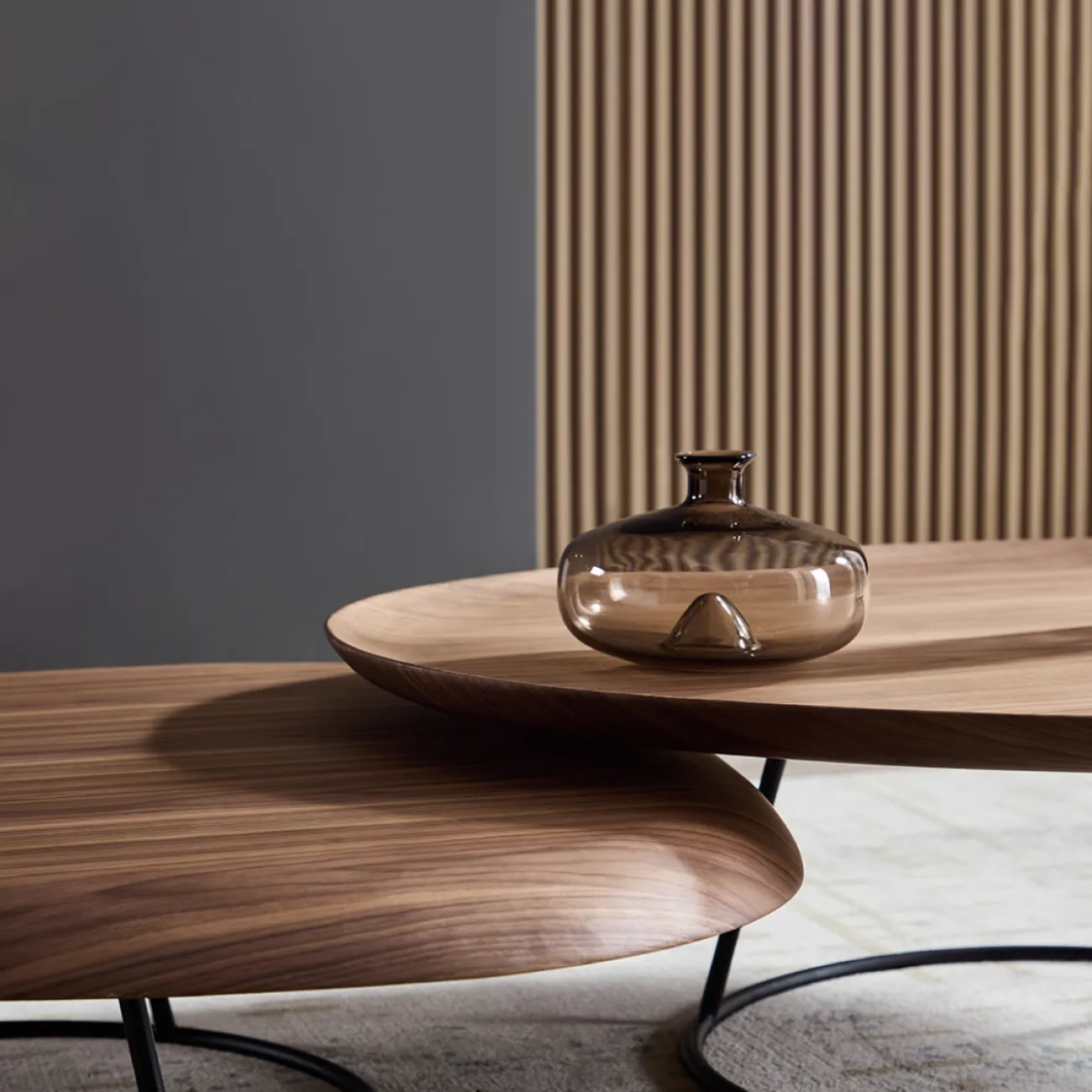 Современный журнальный столик из орехового дерева FINNNAVIAN Bertogne 35599-29 Современный журнальный столик из орехового дерева FINNNAVIAN Bertogne 35599-29