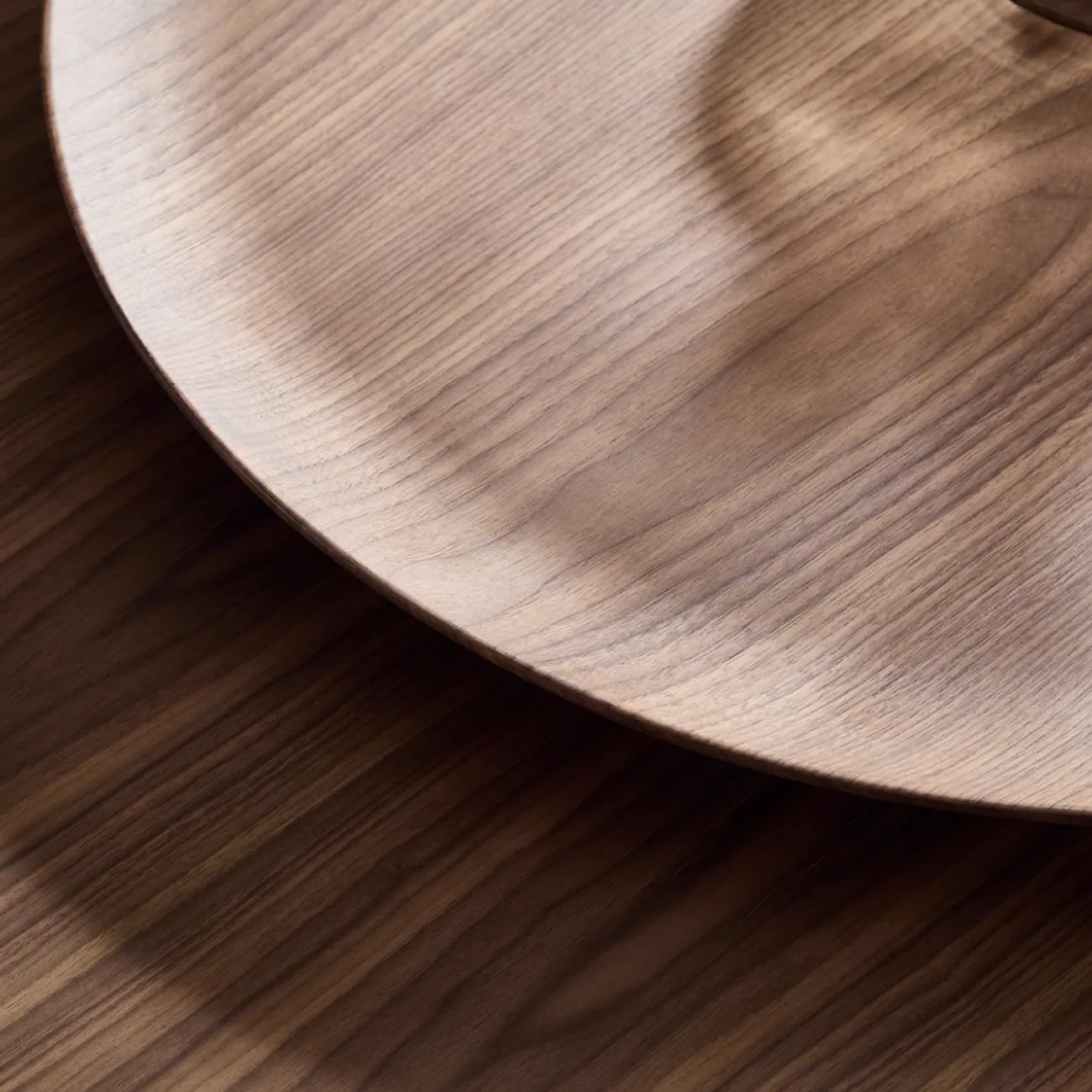 Современный журнальный столик из орехового дерева FINNNAVIAN Bertogne 35599-29 Современный журнальный столик из орехового дерева FINNNAVIAN Bertogne 35599-29