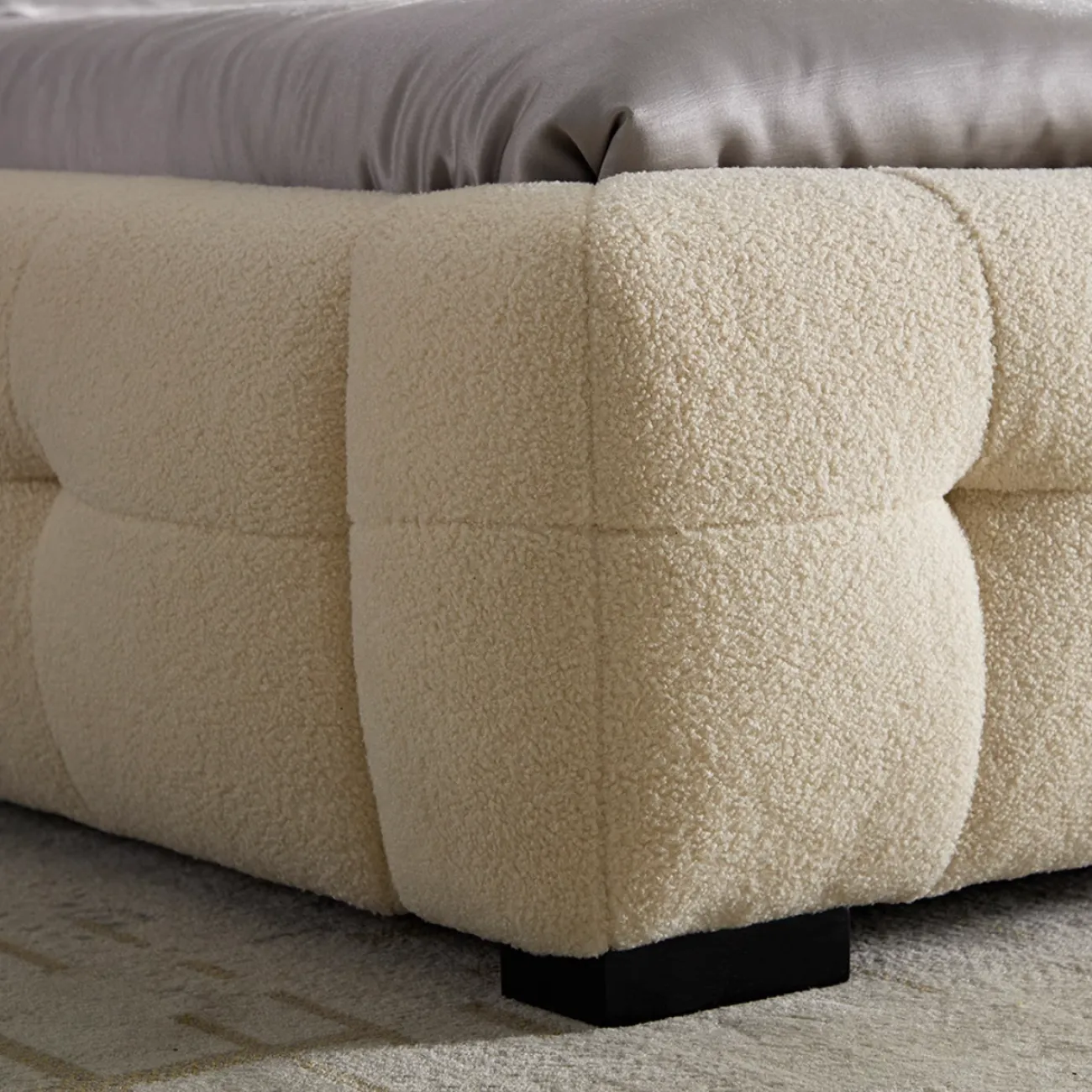 Роскошная двуспальная кровать в кремовом стиле FINNNAVIAN Lennon 35610-29 Роскошная двуспальная кровать в кремовом стиле FINNNAVIAN Lennon 35610-29