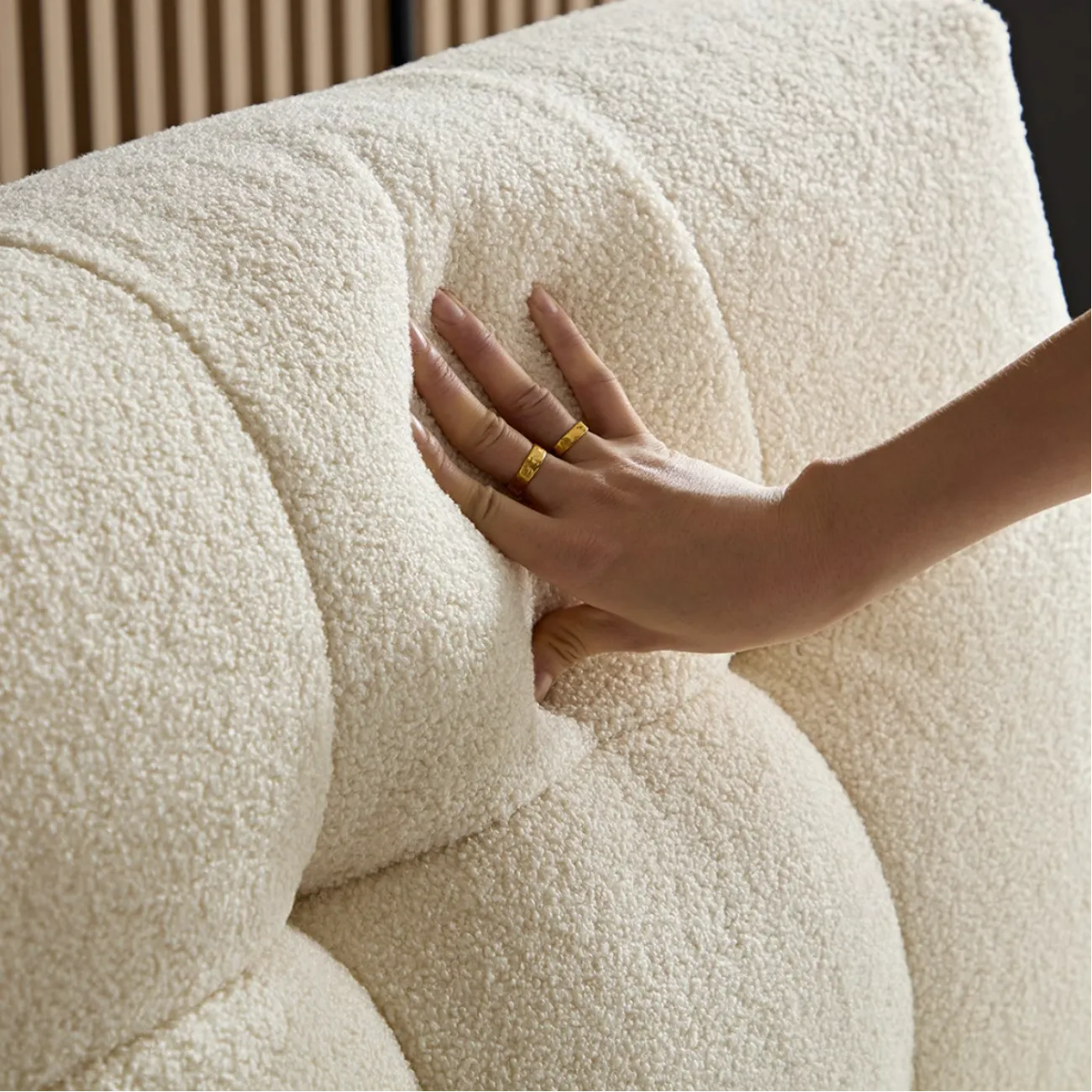 Роскошная двуспальная кровать в кремовом стиле FINNNAVIAN Lennon 35610-29 Роскошная двуспальная кровать в кремовом стиле FINNNAVIAN Lennon 35610-29