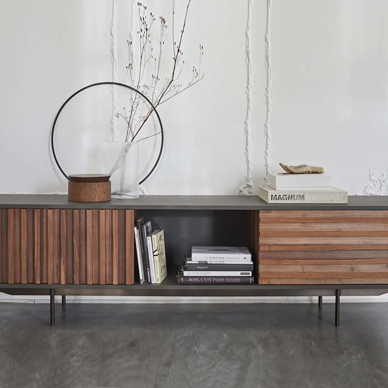 Шкафы под ТВ с высокими ножками и местом для хранения FINNNAVIAN Munro 35616-29