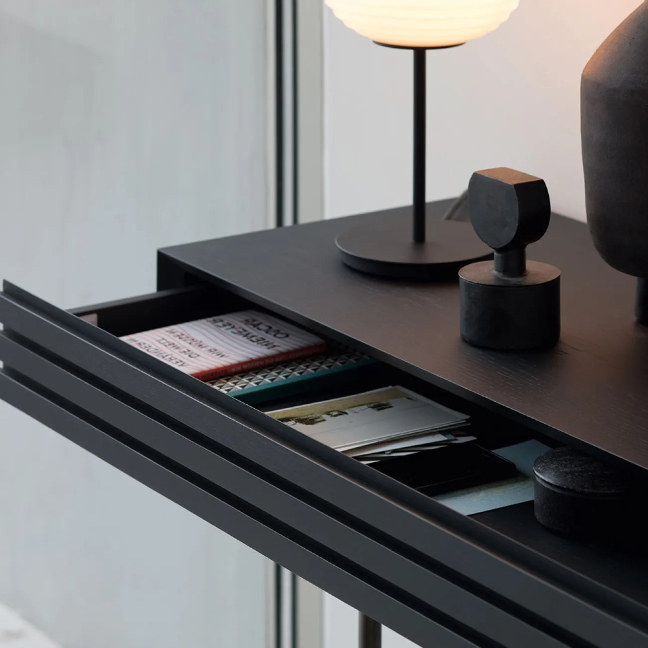 Роскошный консольный столик на металлических ножках FINNNAVIAN Munro 35622-29