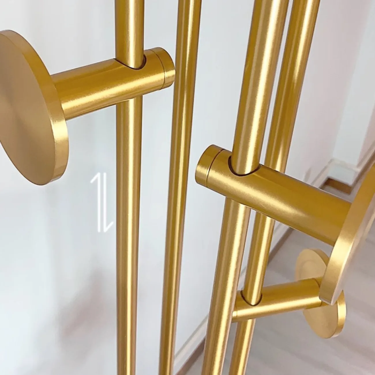 Роскошная вешалка для одежды из сталь и натурального камня HappyF 