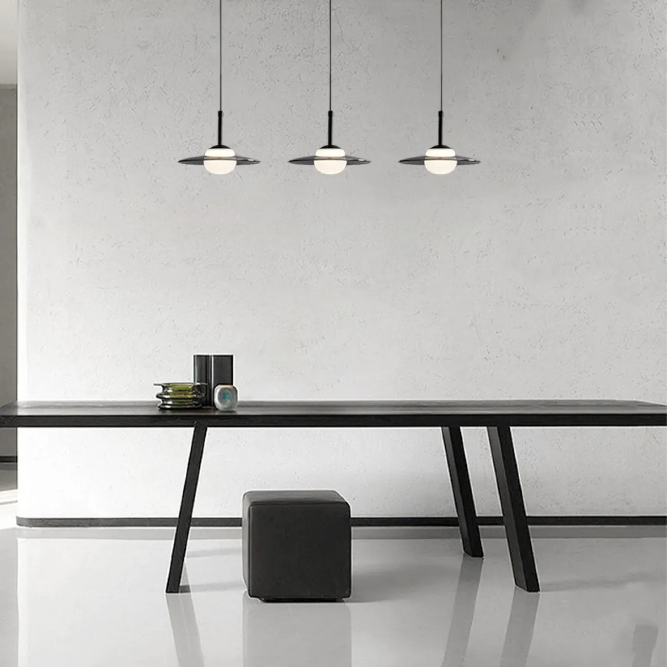 Готовая комбинация светодиодных светильников в виде композиции из трех светящихся шаров и дисковидных рассеивателей GISSUR TRIO