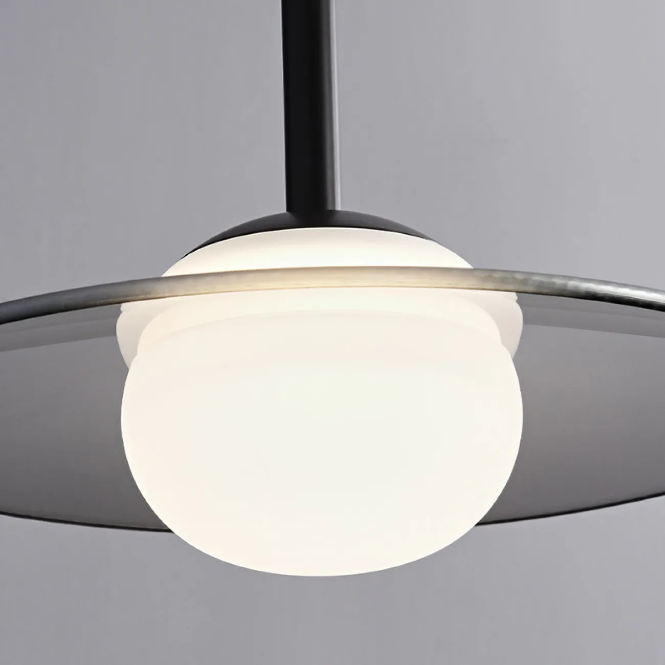 Готовая комбинация светодиодных светильников в виде композиции из трех светящихся шаров и дисковидных рассеивателей GISSUR TRIO