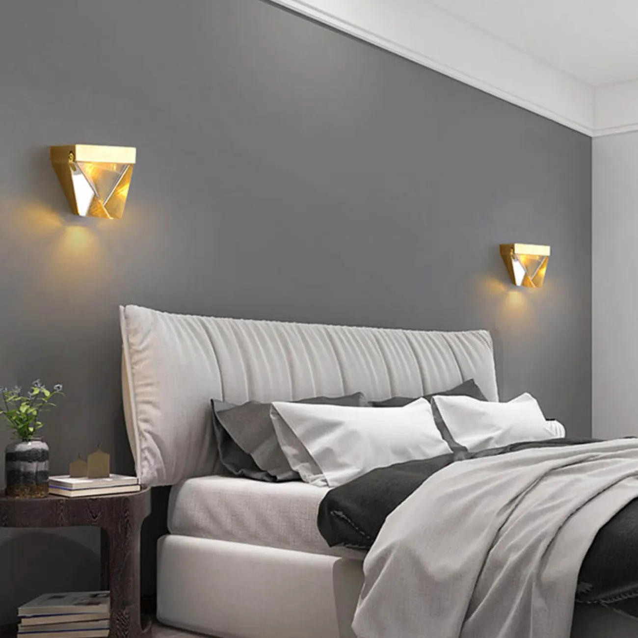 Минималистичный настенный светильник из серии ALDIS с хрустальным рассеивателем в форме кристалла ALDIS B WALL