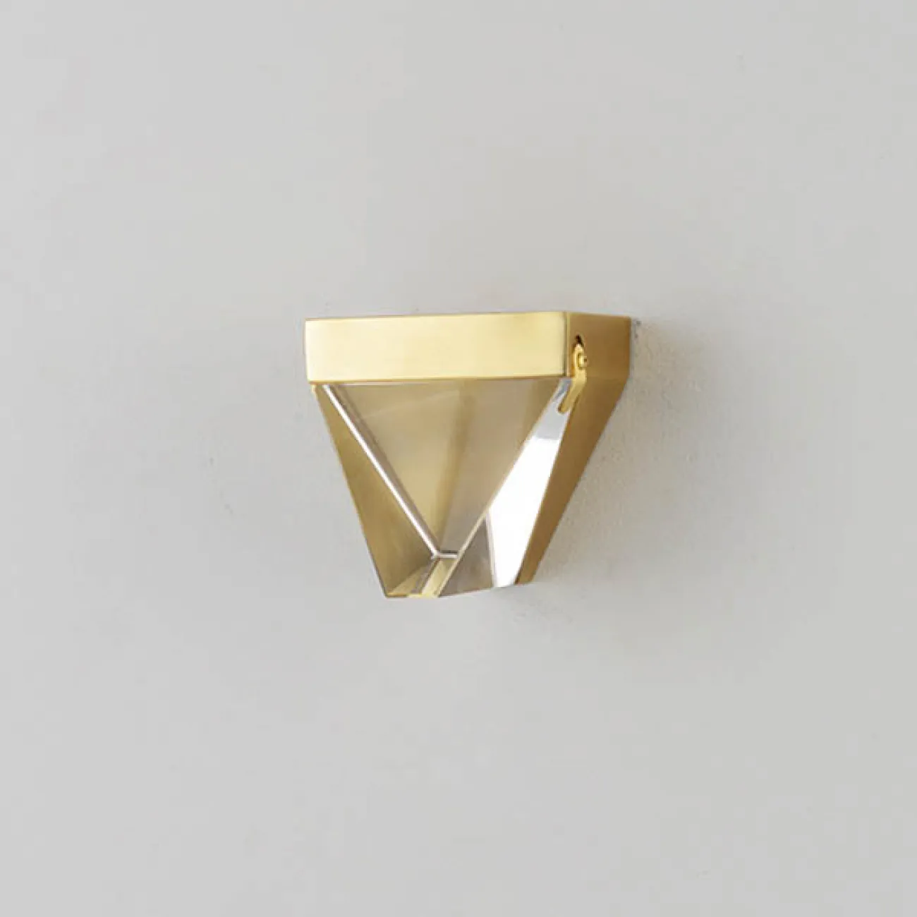 Минималистичный настенный светильник из серии ALDIS с хрустальным рассеивателем в форме кристалла ALDIS B WALL