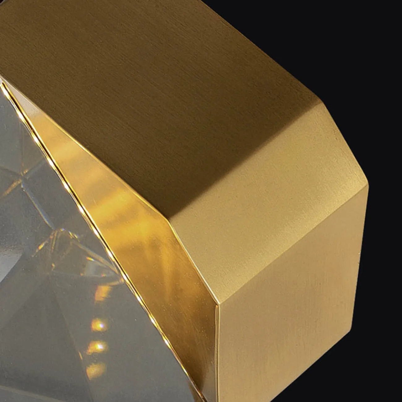 Минималистичный настенный светильник из серии ALDIS с хрустальным рассеивателем в форме кристалла ALDIS B WALL