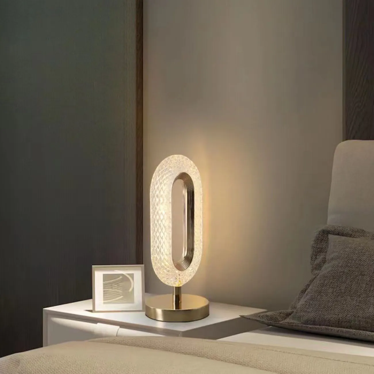 Светодиодная настольная лампа с кольцевидным плафоном с панцирной поверхностью KEZIA TAB