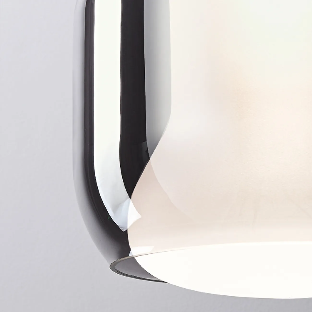 Готовая комбинация подвесных светодиодных светильников с белым трапециевидным корпусом в цилиндрических абажурах из дымчатого стекла GERALD TRIO