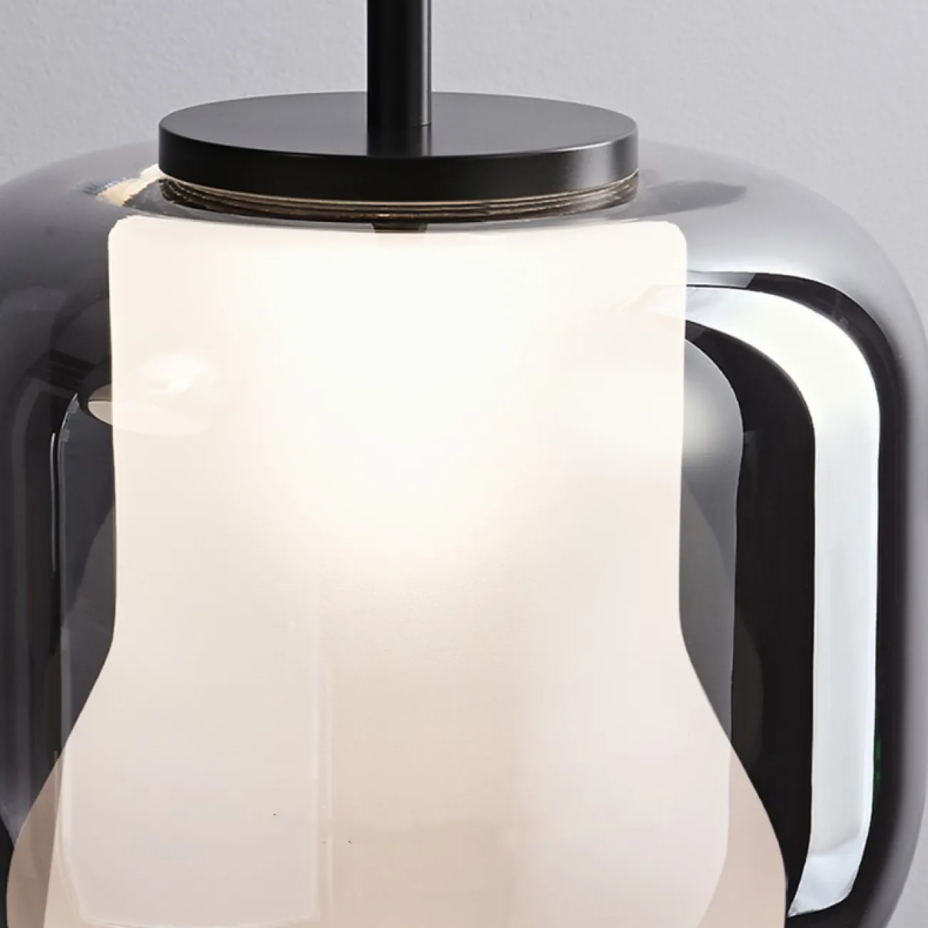 Готовая комбинация подвесных светодиодных светильников с белым трапециевидным корпусом в цилиндрических абажурах из дымчатого стекла GERALD TRIO