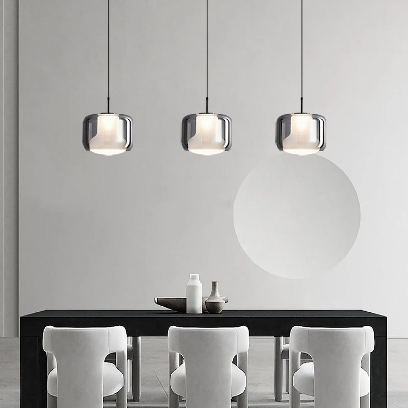 Готовая комбинация подвесных светодиодных светильников с белым трапециевидным корпусом в цилиндрических абажурах из дымчатого стекла GERALD TRIO