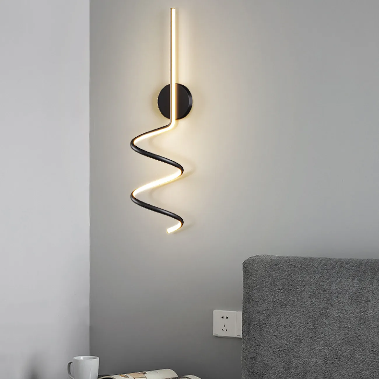 Серия настенных светодиодных светильников с вытянутым трубчатым плафоном спиралевидной формы DAMARIS WALL H50 White Трехцветный свет