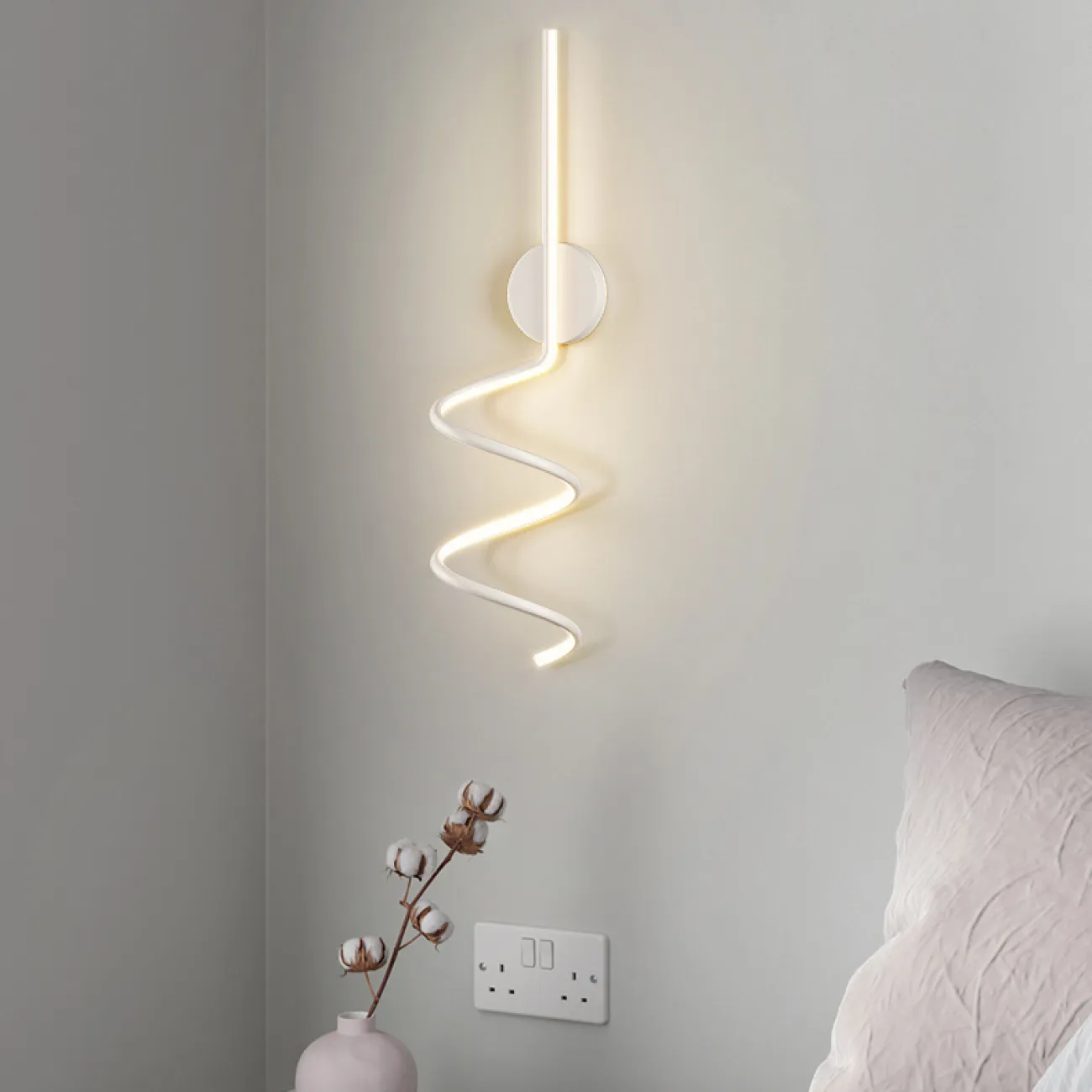 Серия настенных светодиодных светильников с вытянутым трубчатым плафоном спиралевидной формы DAMARIS WALL H50 White Трехцветный свет