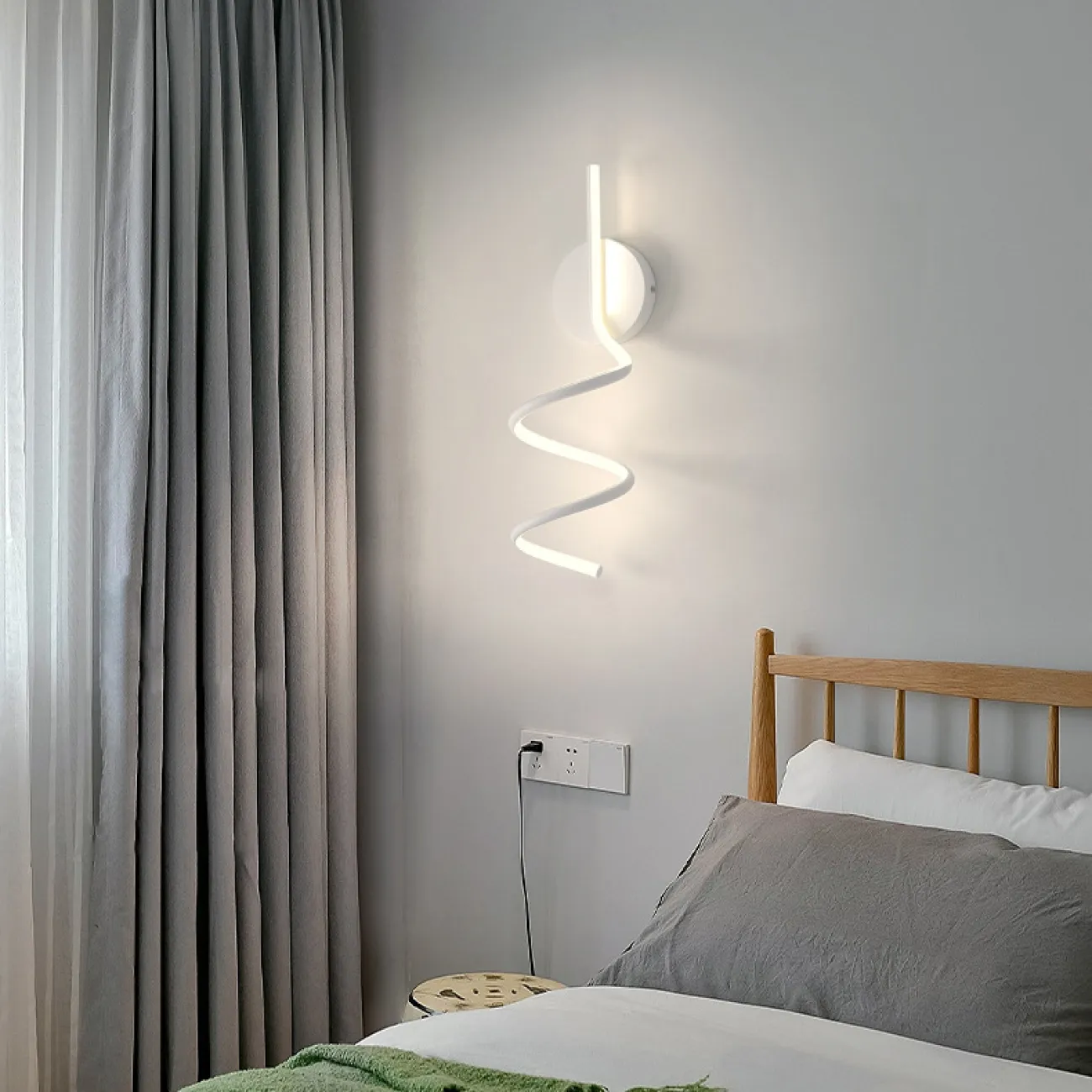 Серия настенных светодиодных светильников с вытянутым трубчатым плафоном спиралевидной формы DAMARIS WALL H50 White Трехцветный свет